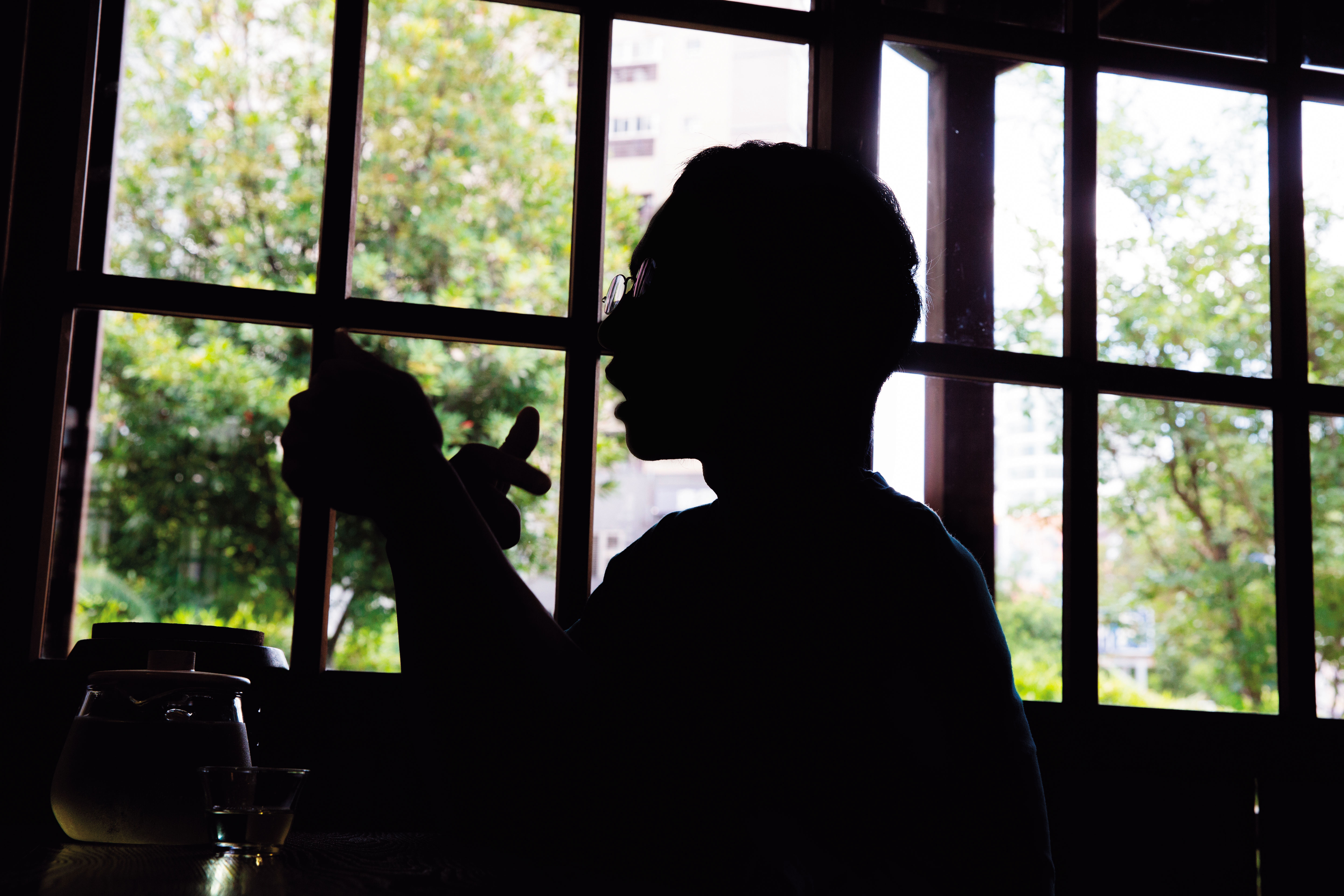 小友(圖)向本刊控訴遭員警刑求的過程,並提出完整錄音檔佐證。