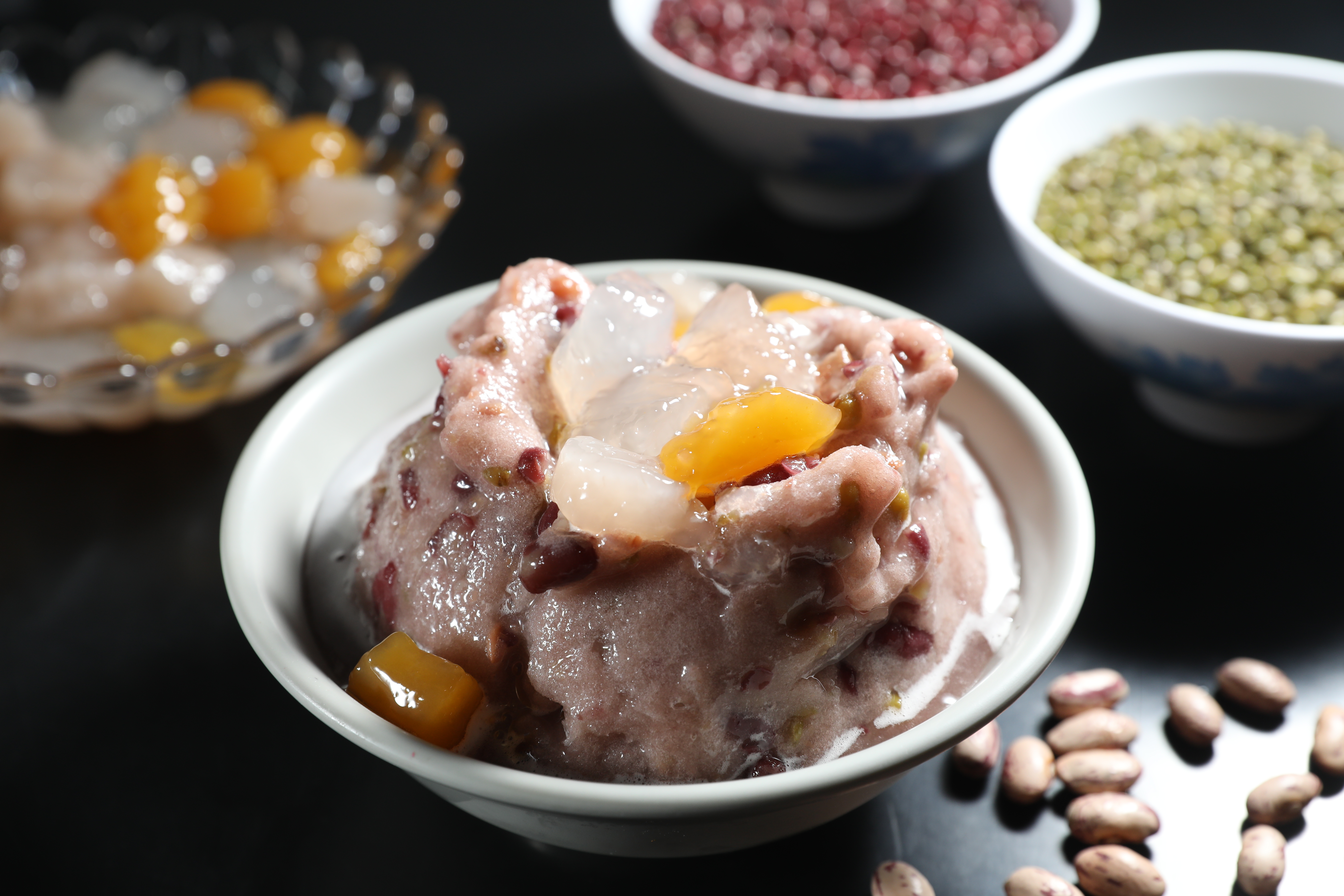 「三寶冰加QQ」裡的配料打進剉冰裡，口口都有料香，QQ除了地瓜、芋頭口味，還有少見的原味。（40元／碗）