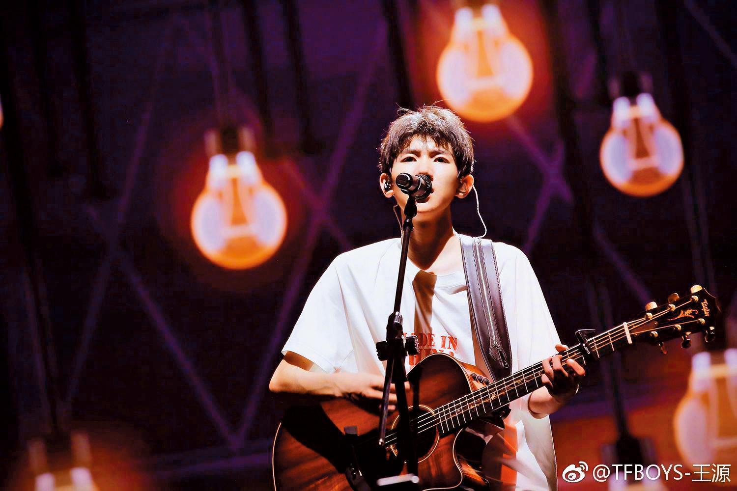 王源這次低調來台錄音,不知道是不是為自己的個人作品做準備。(翻攝自王源官方微博)