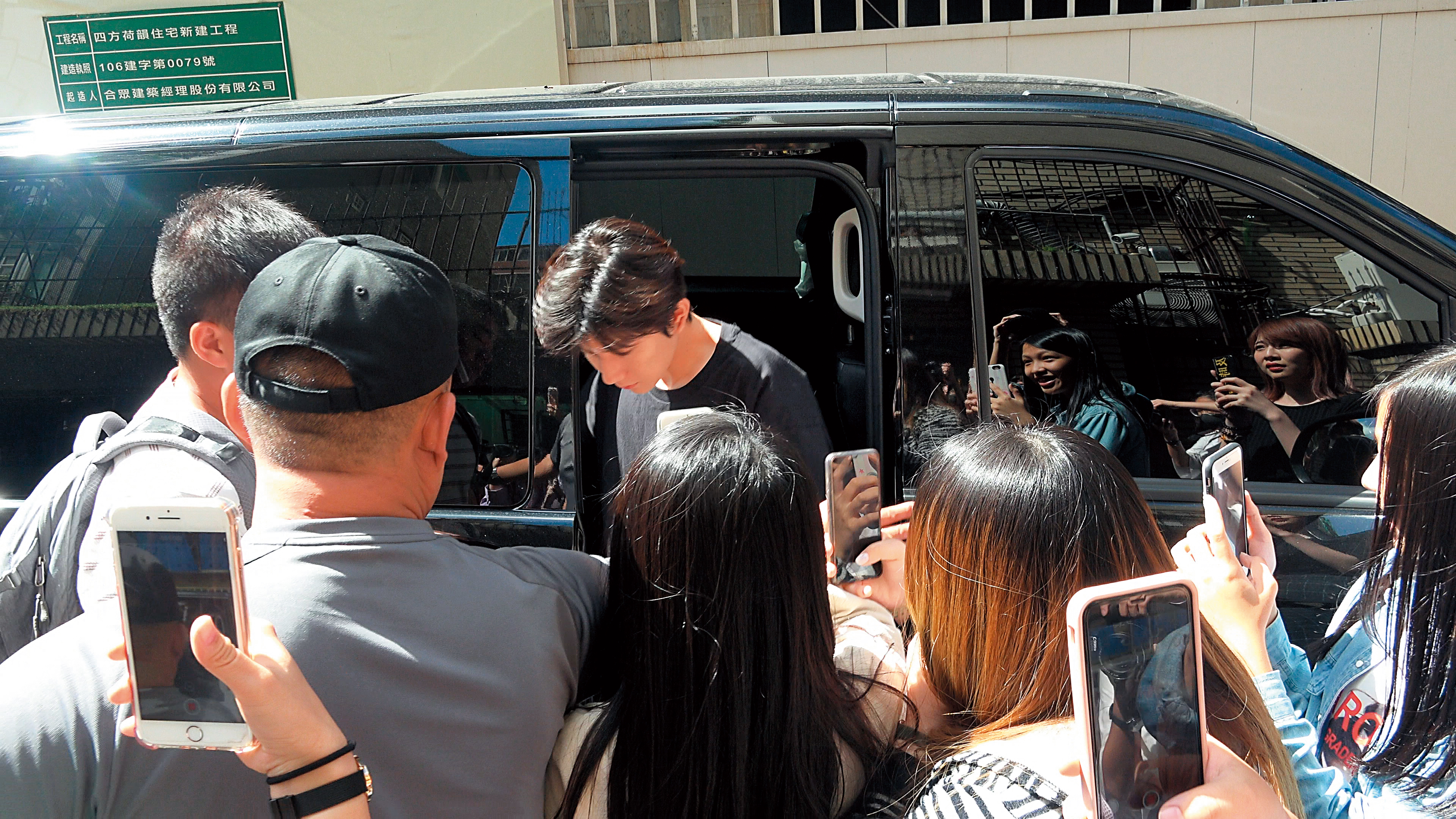 7/17 14:35 王源低調來台錄音，粉絲包車追星。