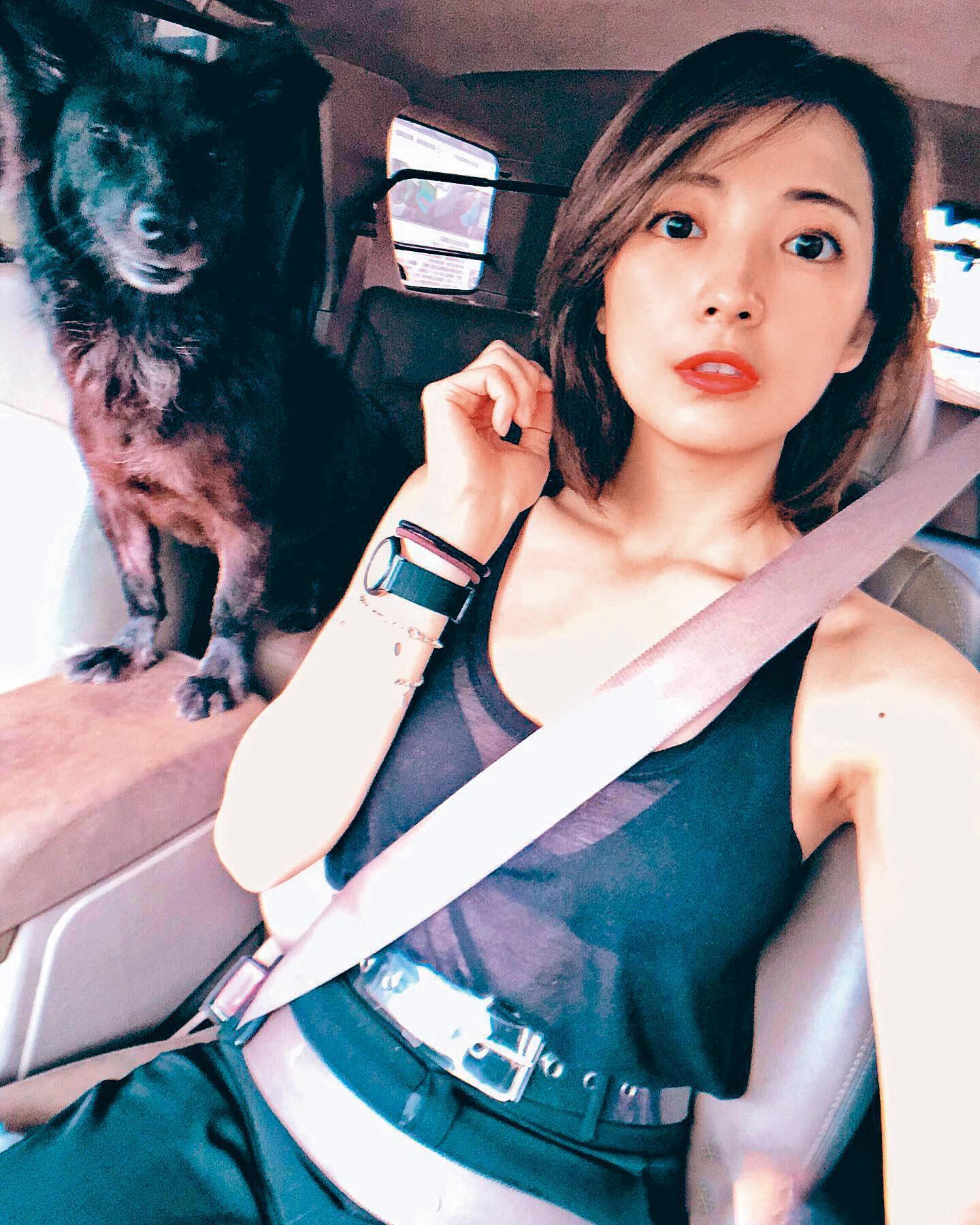 阿喜稱自己是因拍戲才抽菸,但後來也覺得不應該以此當藉口。(翻攝阿喜臉書)