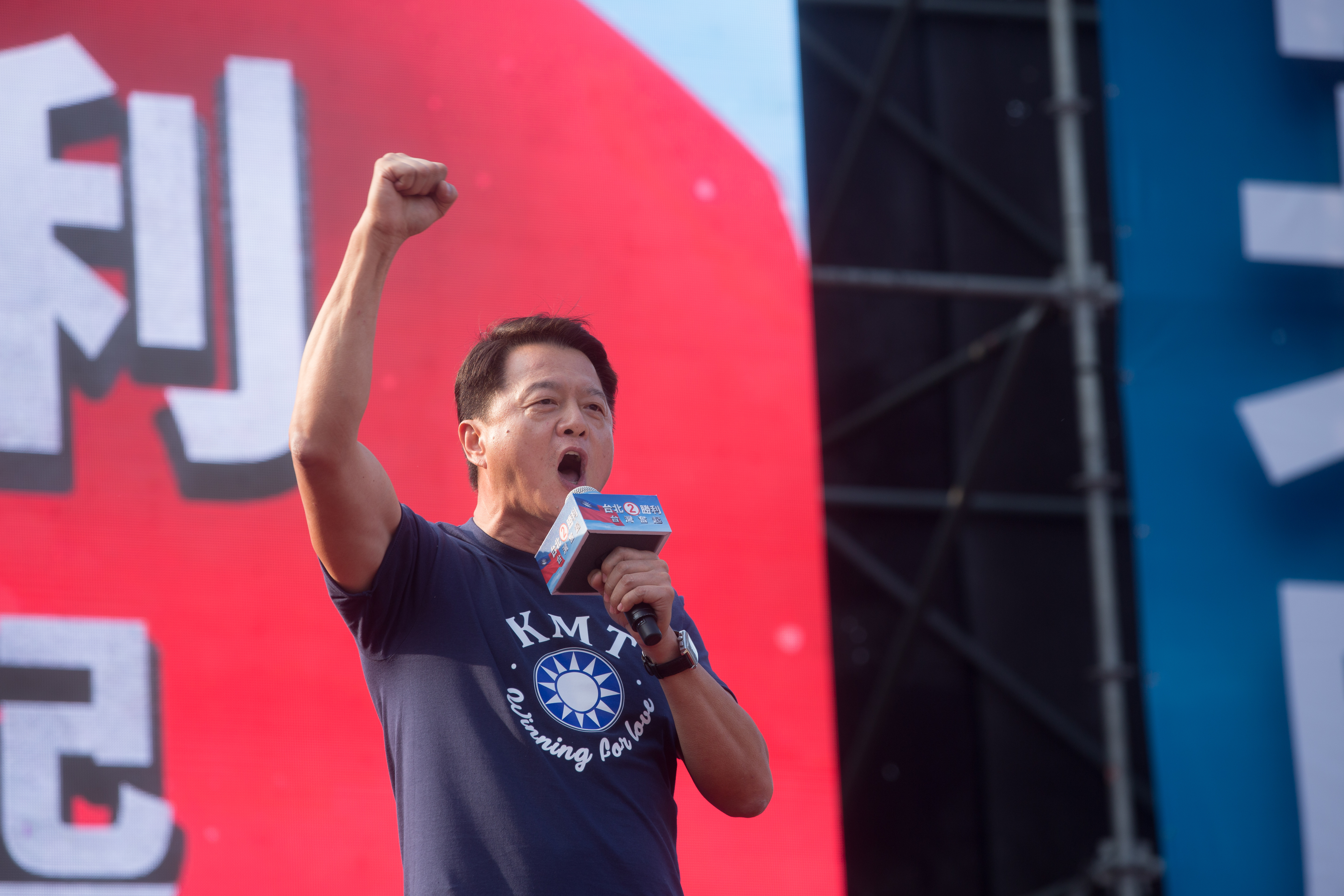 國民黨總統初選落敗的周錫瑋,接受外媒訪問時,表示自己的立場是中華民國應該統一中國,自己願為中華民國而戰。