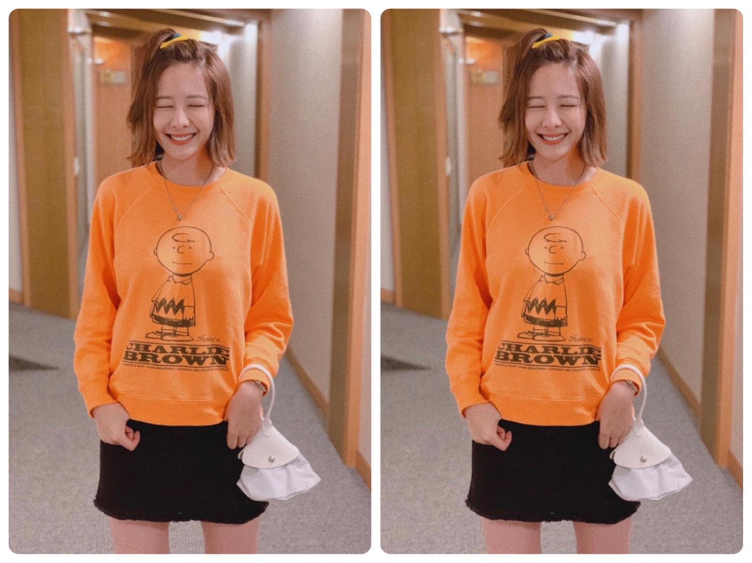 安心亞身穿THE MARC JACOBS X ThePeanuts聯名系列T,NT$9,890、手拎Longchamp x nendo系列三角錐小型手袋,NT$4,500(翻攝自安心亞IG)