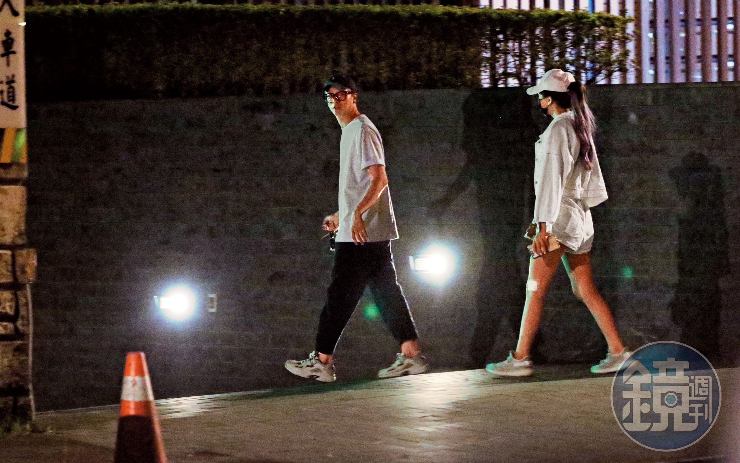 7/8 02：26，廖人帥（左）深夜把送上門的蕾菈帶回家，隔天才送她出門。