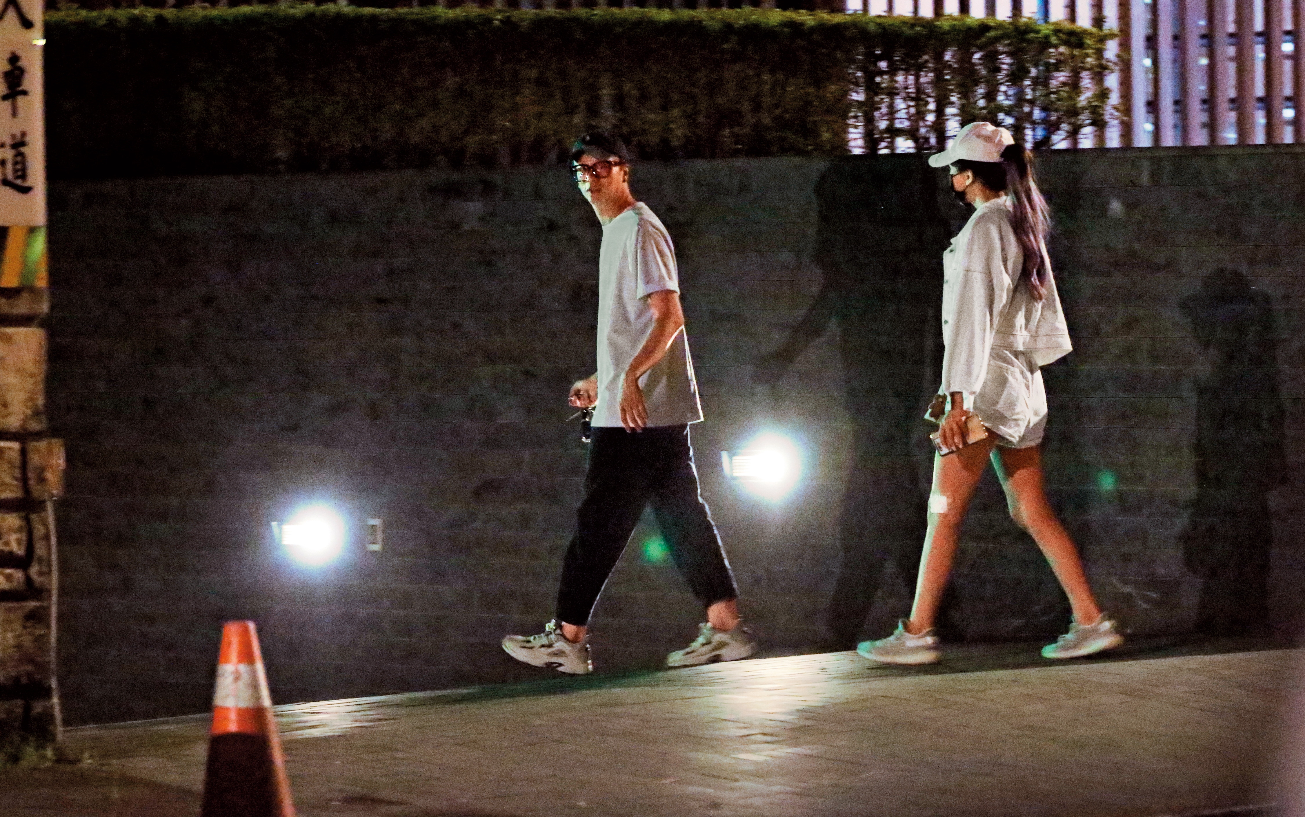 7/8 02：26，廖人帥（左）深夜把送上門的蕾菈帶回家，隔天才送她出門。