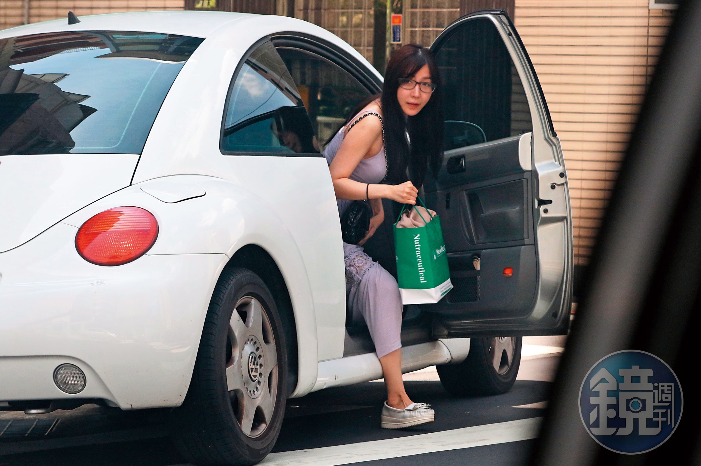 7/13 13：42，Eli同樣也搭廖人帥的車子離開，換上眼鏡的她，顯現出來的奶浪驚人。