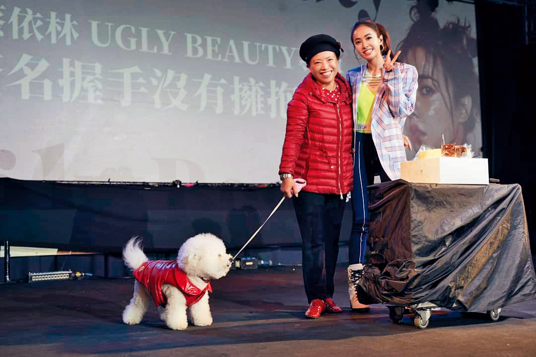 蔡依林和媽媽感情好，經常帶著她和愛犬屋虎出席各大活動。（翻攝自蔡依林IG）
