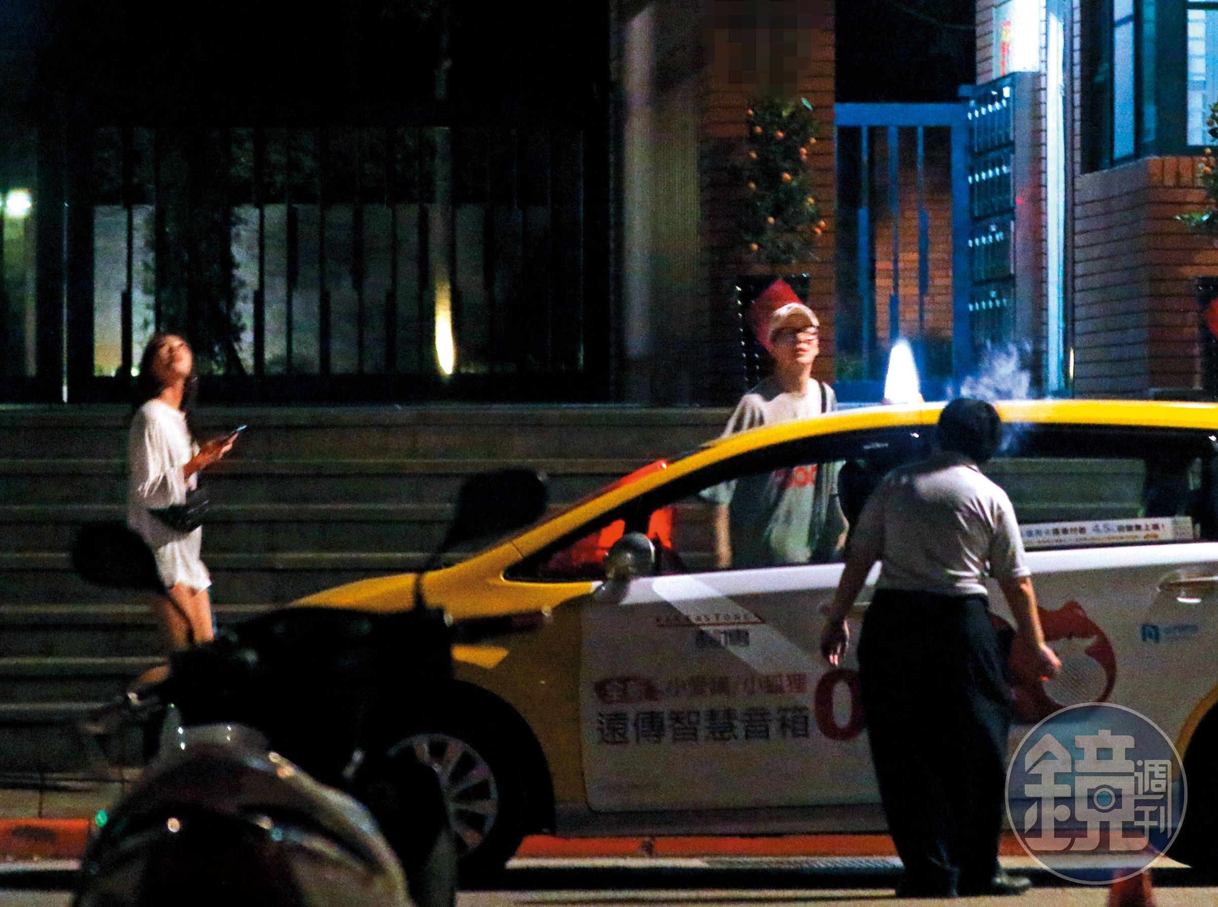 7/13 21:43 送走Eli之後，又有一名白衣棕髮辣妹（左）從廖人帥家出門，他家真的很忙。