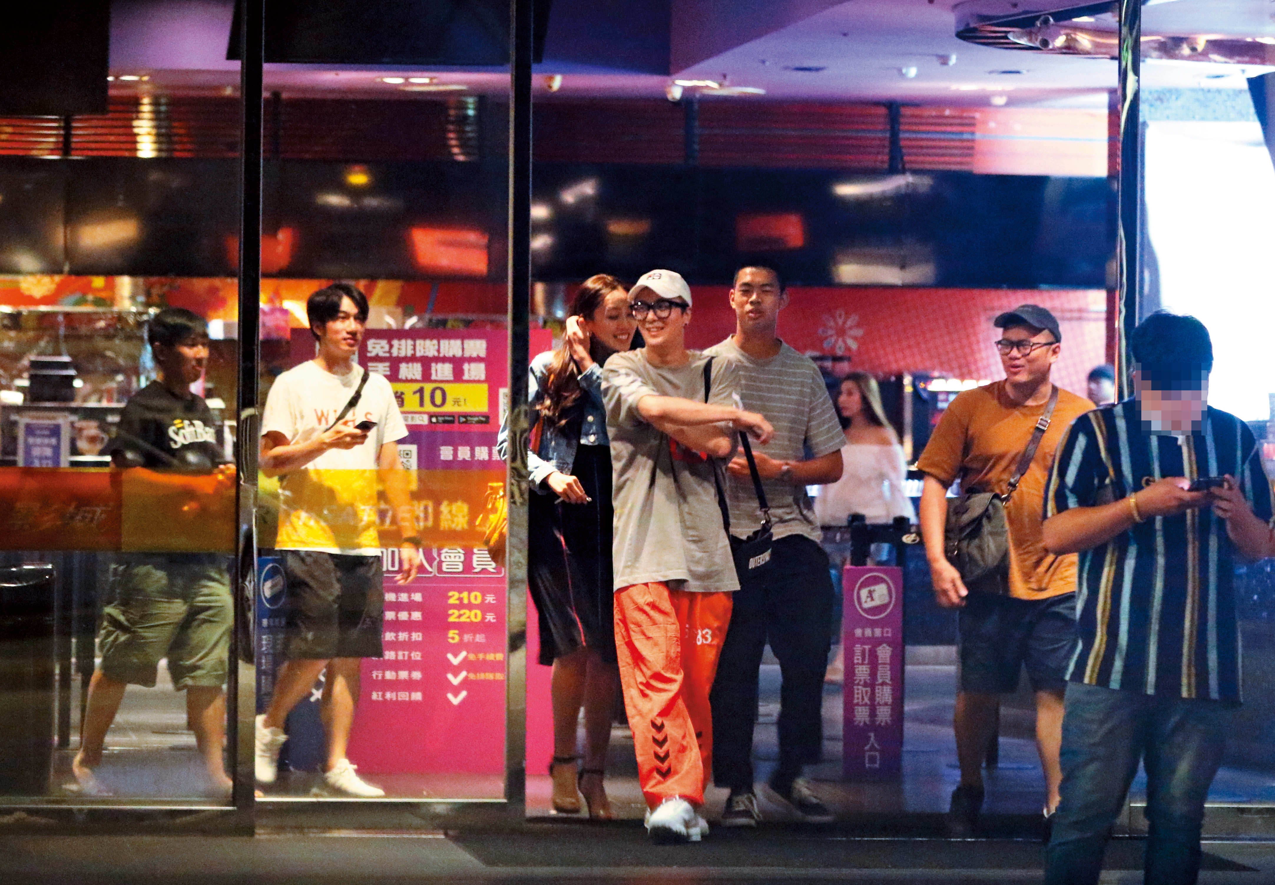 7/14 00:38 廖人帥（右4）跟小蝦（右3）等人看完電影散攤後，自己搭著小黃跑去載美眉。