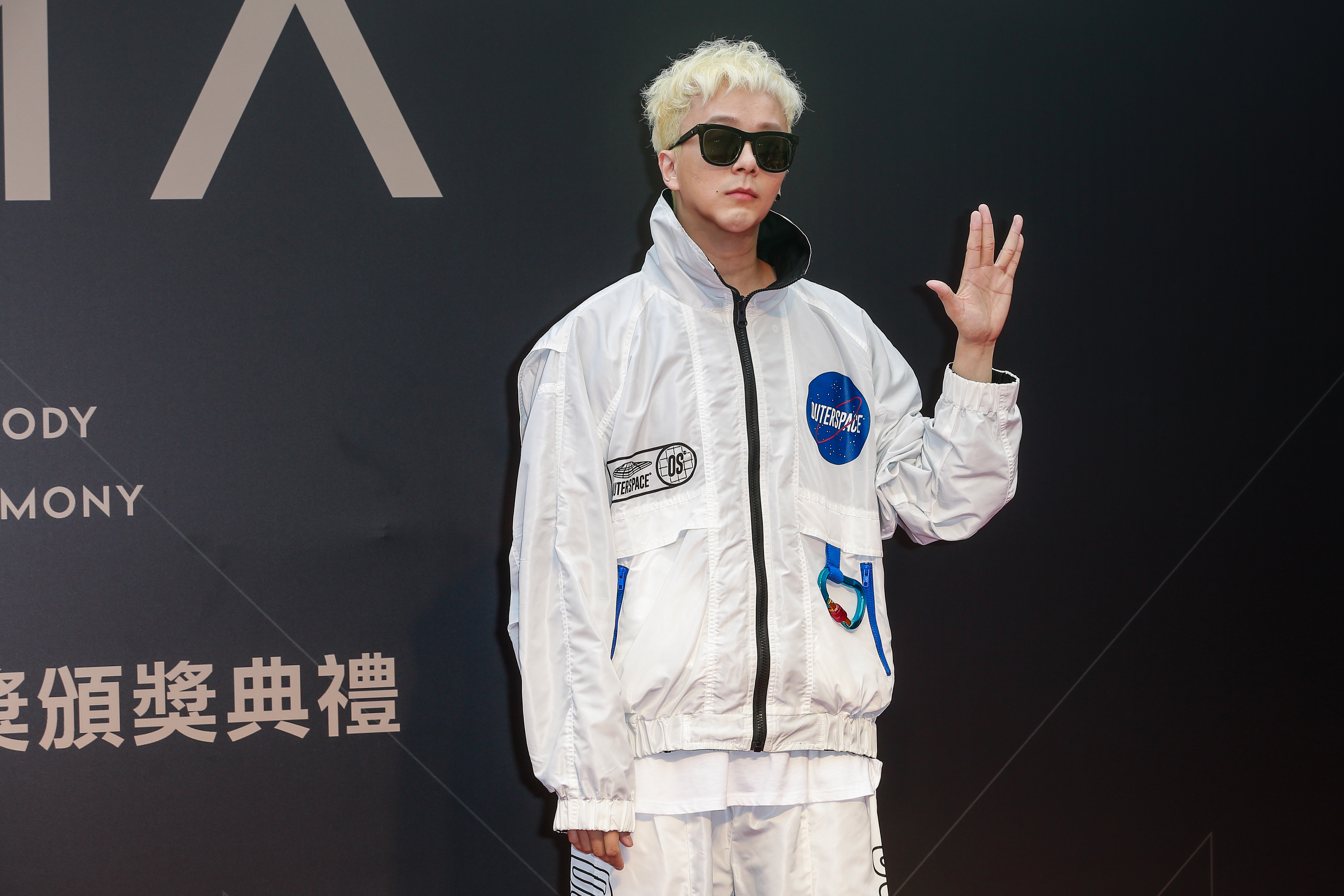 廖人帥曾自拍比中指影片，怒罵英文髒話，走紅毯時還說「我就是來diss金曲獎的」。