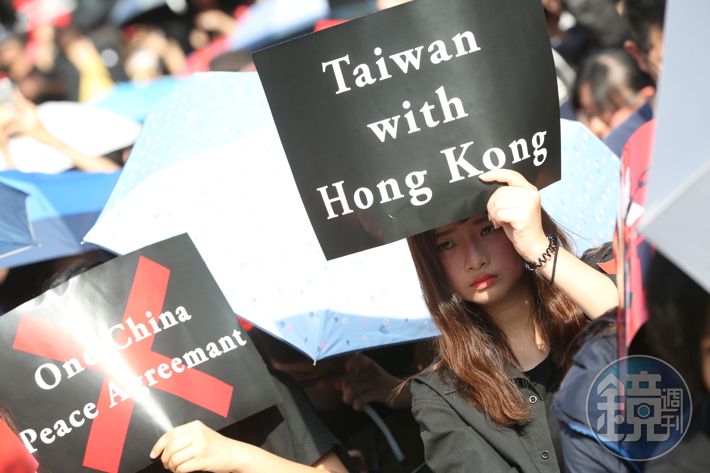 在高壓情緒下，有調查顯示，三分之一的香港人都想要移民。