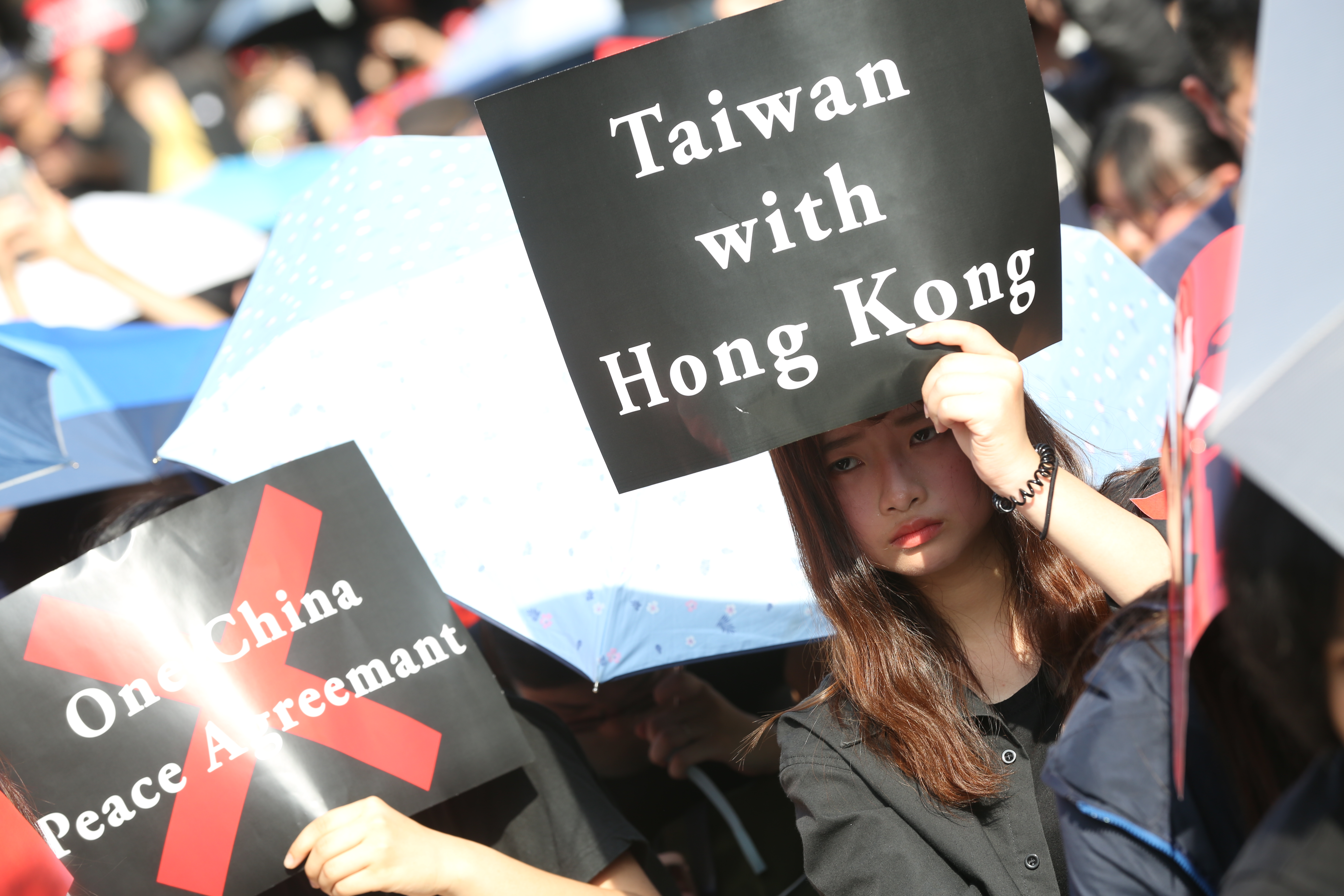 在高壓情緒下，有調查顯示，三分之一的香港人都想要移民。