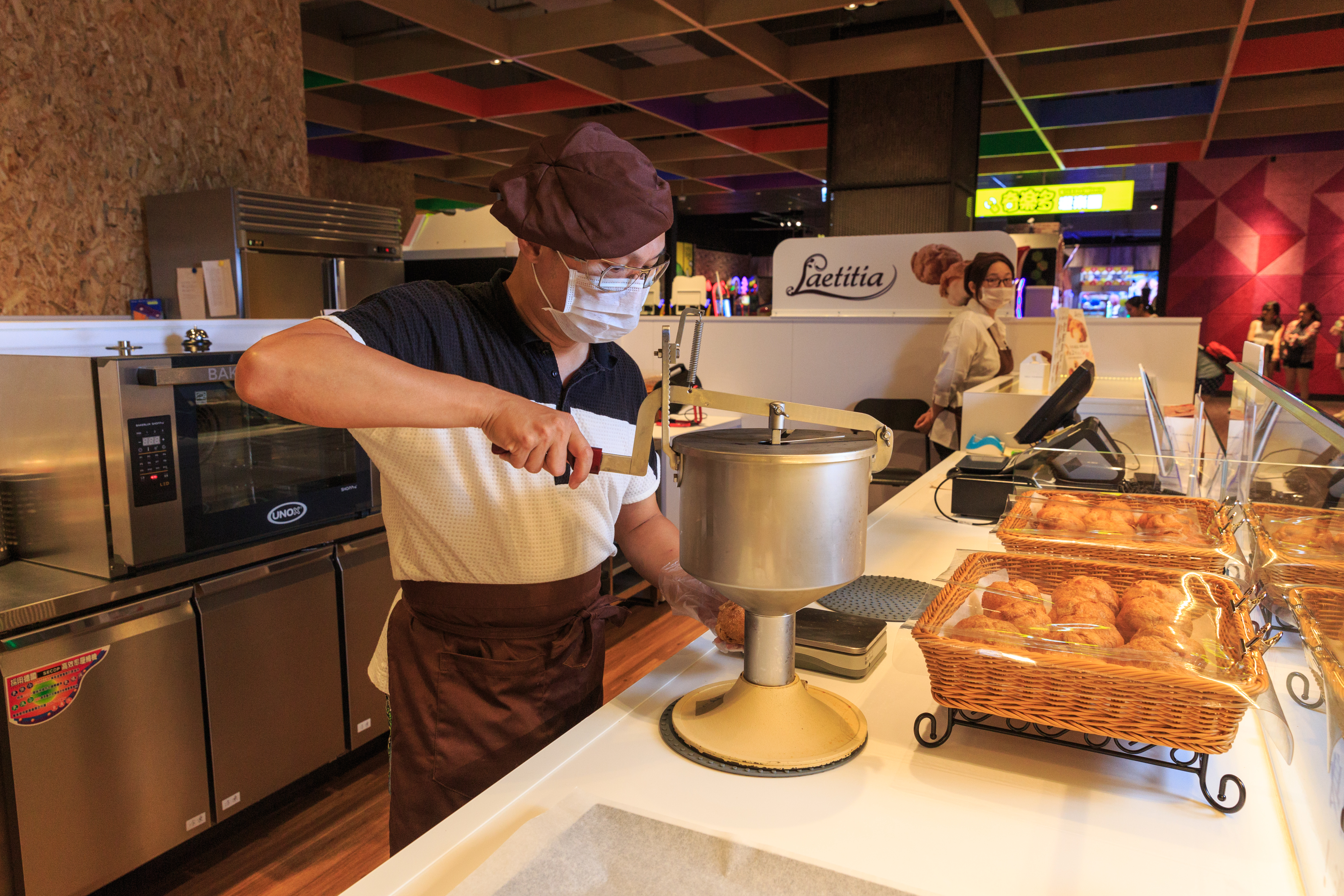 Foley以投資移民方式來台，在淡水淡海美麗新廣場開設泡芙店。