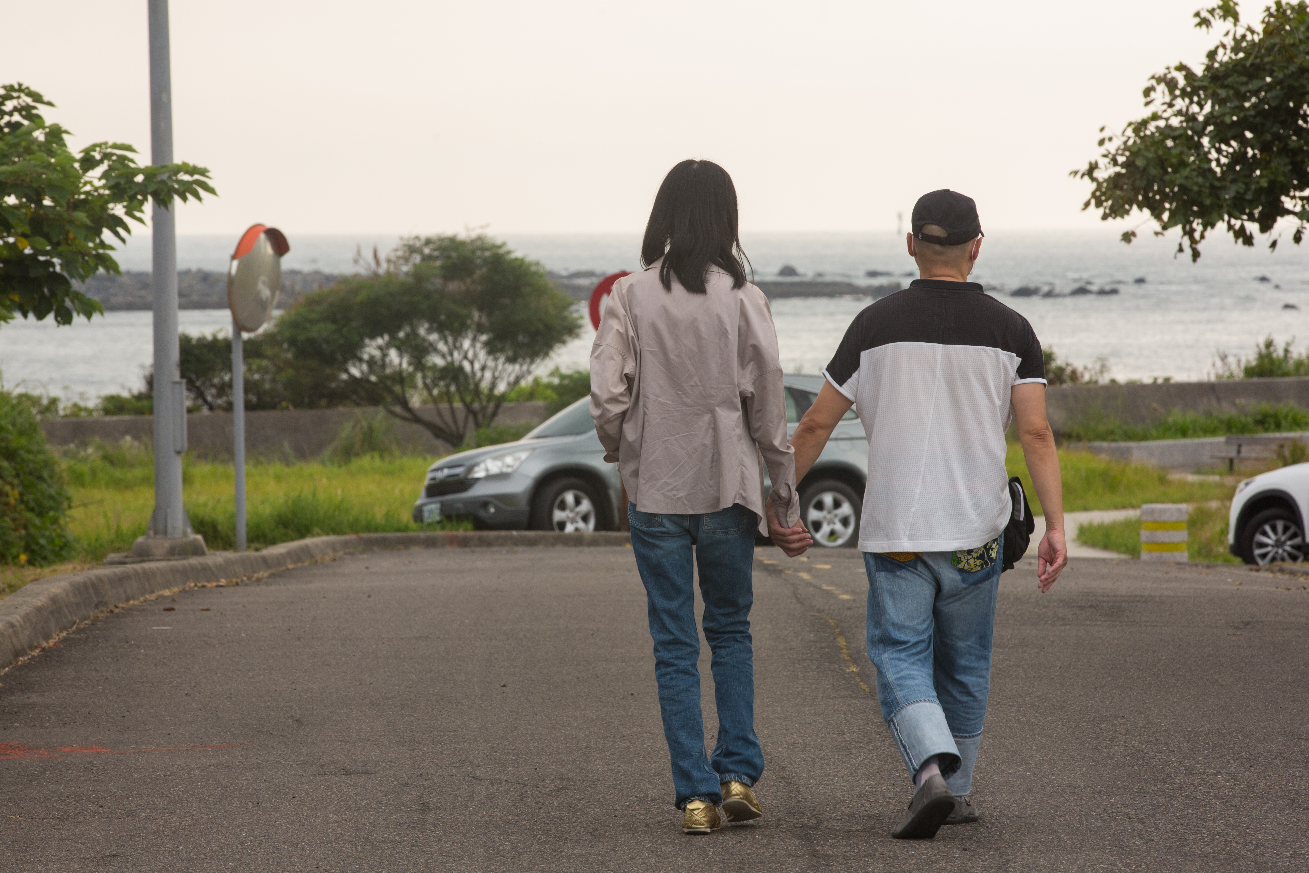 Foley與太太移居台灣後，不時牽手出遊、散步，享受生活。