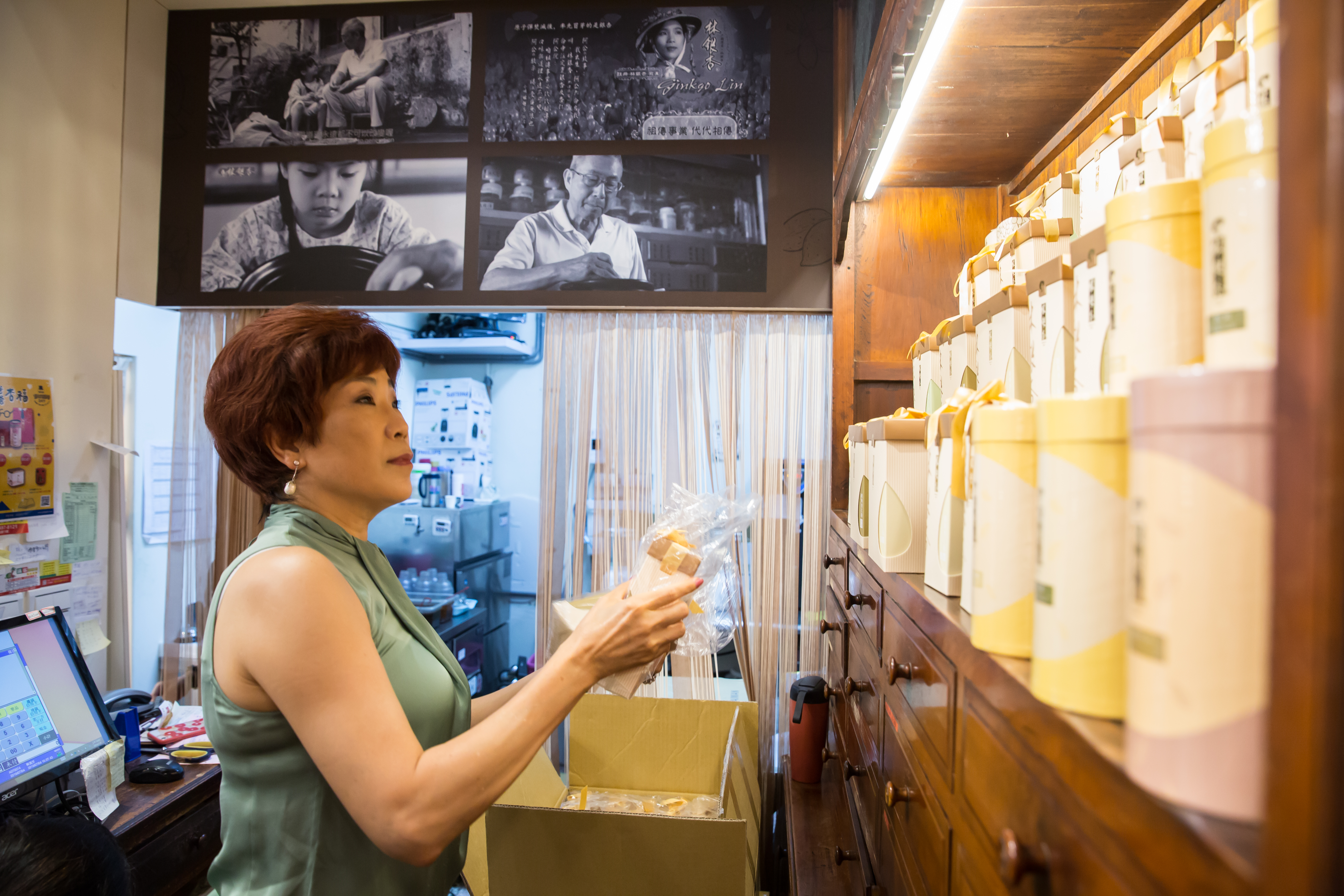 屏榮商職畢業的林銀杏，少女時代便代父管理養殖漁業財務，現在更一手創立自己品牌、事業。