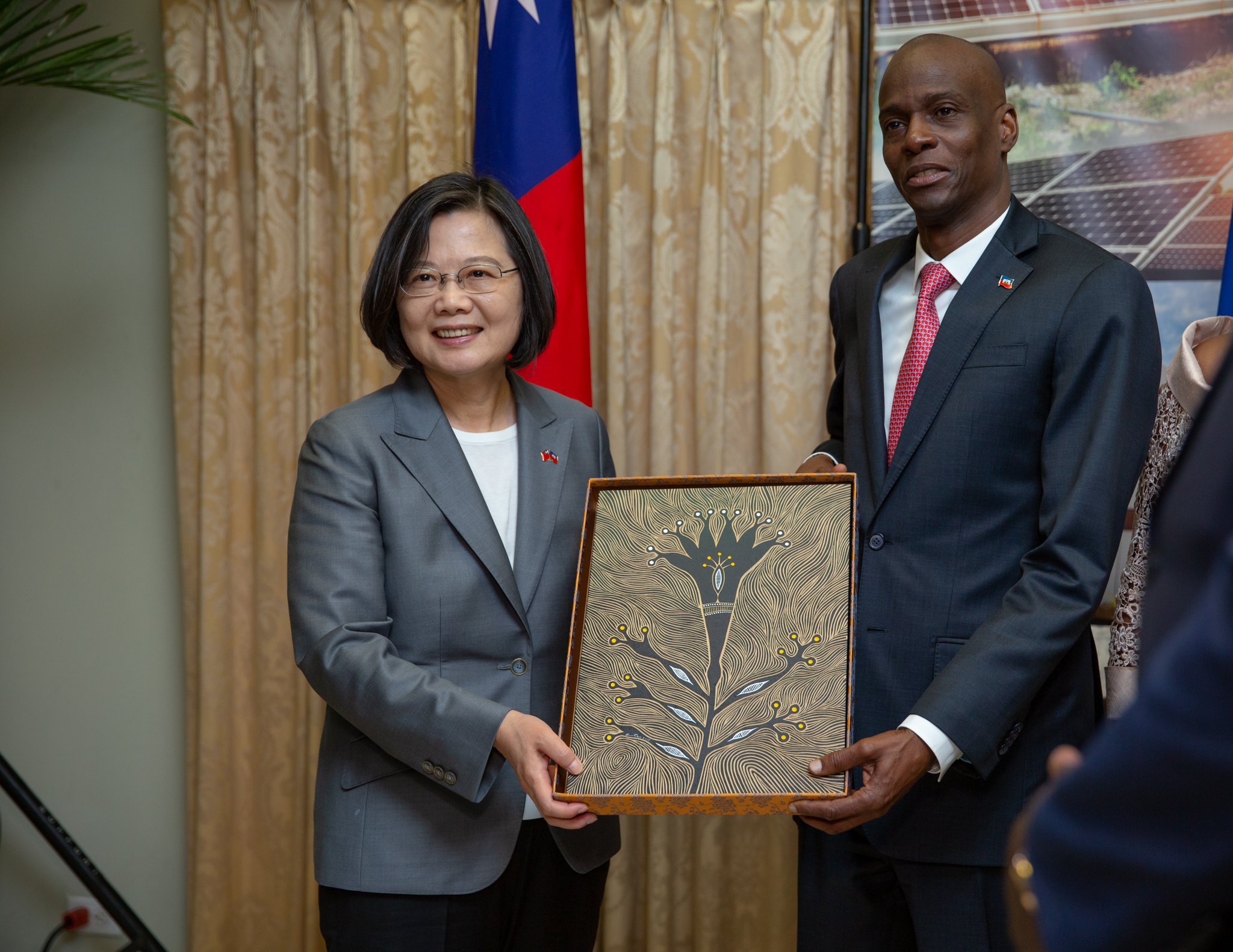 本月中，總統蔡英文（左）出訪中美洲邦交國海地，卻被有心人以假消息攻擊。右為海地總統摩依士。（總統府提供）