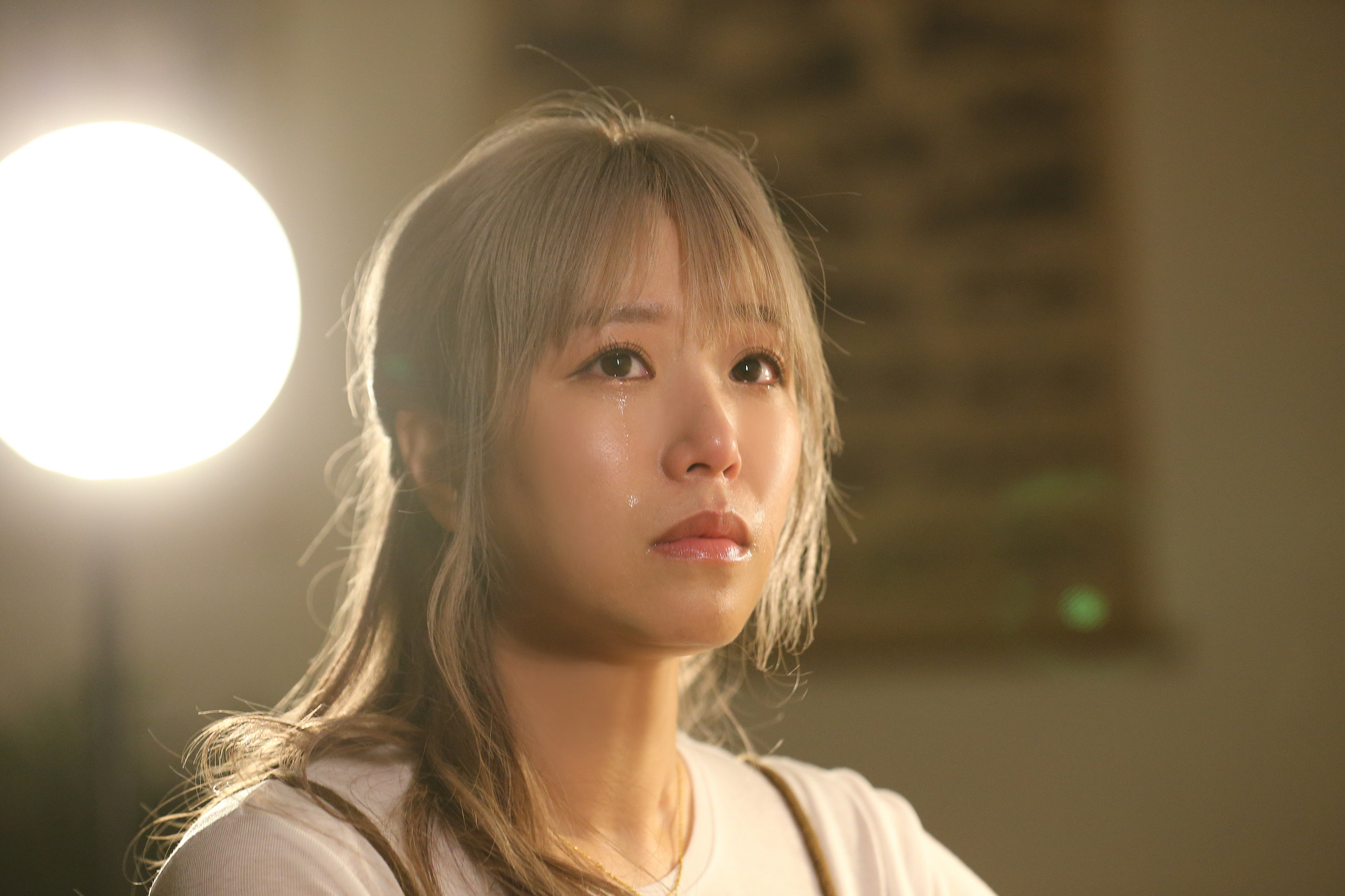 MV拍攝哭戲時，鄭茵聲不到30秒就淚如雨下。（索尼音樂提供）