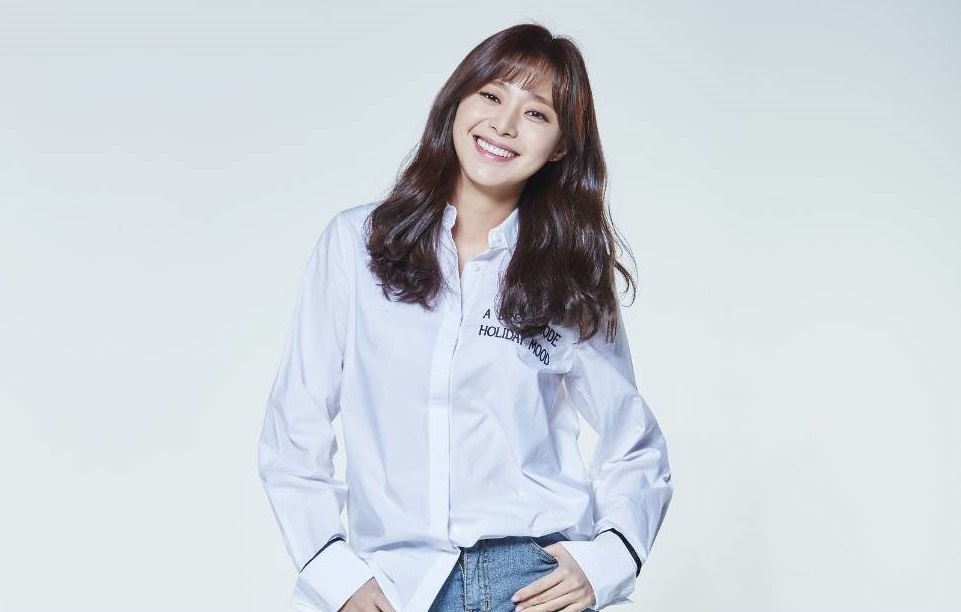 李令恩產後接拍《閃耀的恩秀》復出，在戲中扮演滿腔熱血的菜鳥教師。（緯來戲劇台提供）