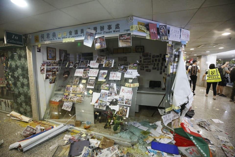 港議員何君堯在荃灣的服務處,昨(22)日下午遭上百名示威者抗議破壞。(翻攝自何君堯臉書)