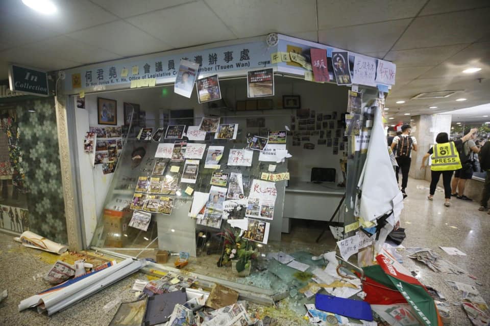 港議員何君堯在荃灣的服務處，昨（22）日下午遭上百名示威者抗議破壞。（翻攝自何君堯臉書）