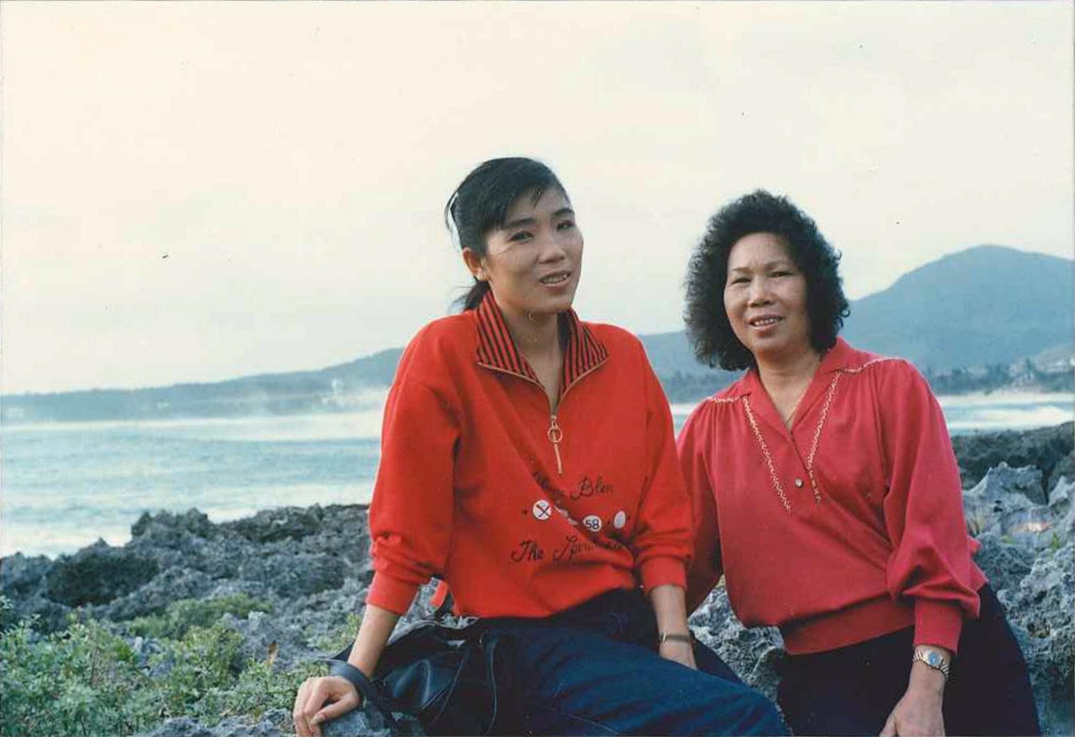 屏東長大的林銀杏，在爸爸養殖魚塭生意破產後，與媽媽一起扛起債務，重新出發。（林銀杏國際提供）