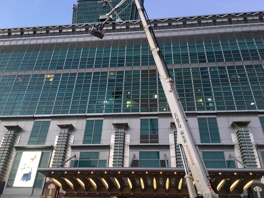 台北市消防局出動大型雲梯車，救援受困工人。（刑事局提供）