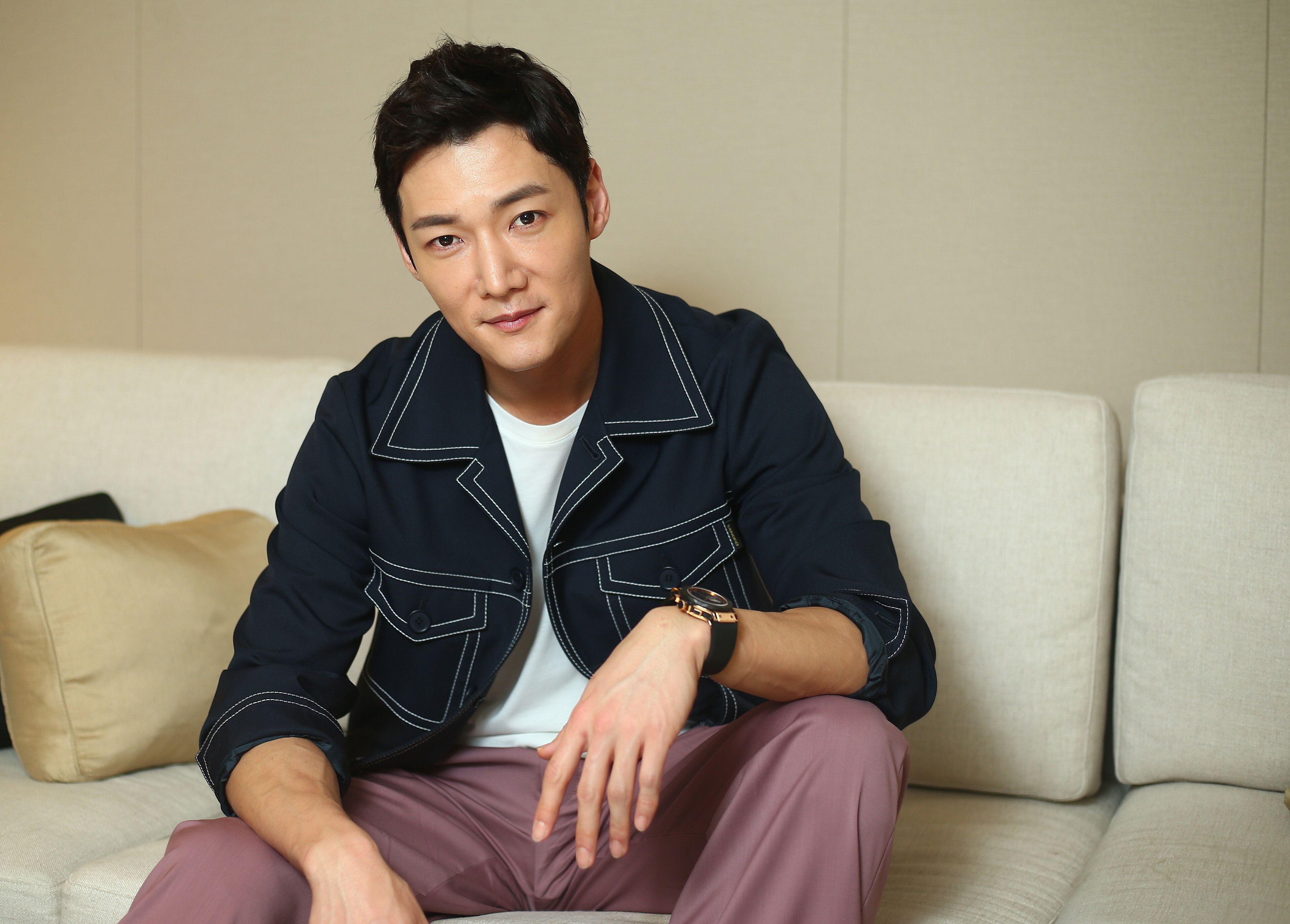 在全新作品《馬成的喜悅》中，崔振赫挑戰天才醫師孔馬成一角。（中天）