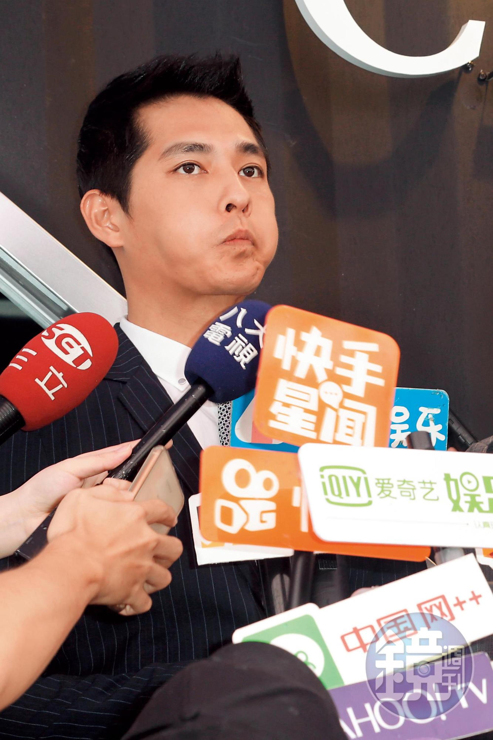 藍正龍一張魚臉看來非常親民,而且剛好當年他也有演過《鬥魚》就是了。