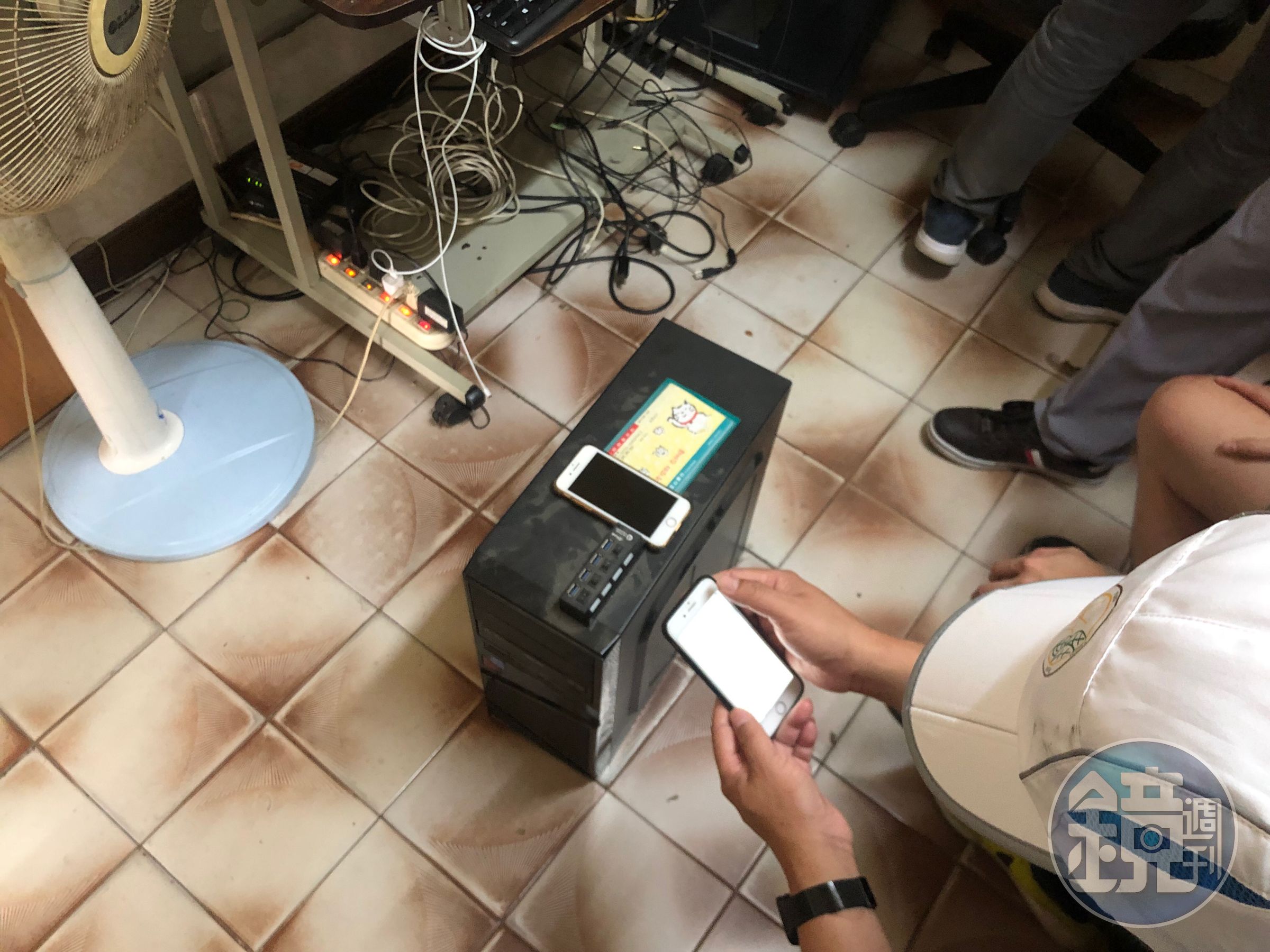 警方在黃姓管理員家中查扣架站的電腦主機。（翻攝畫面）
