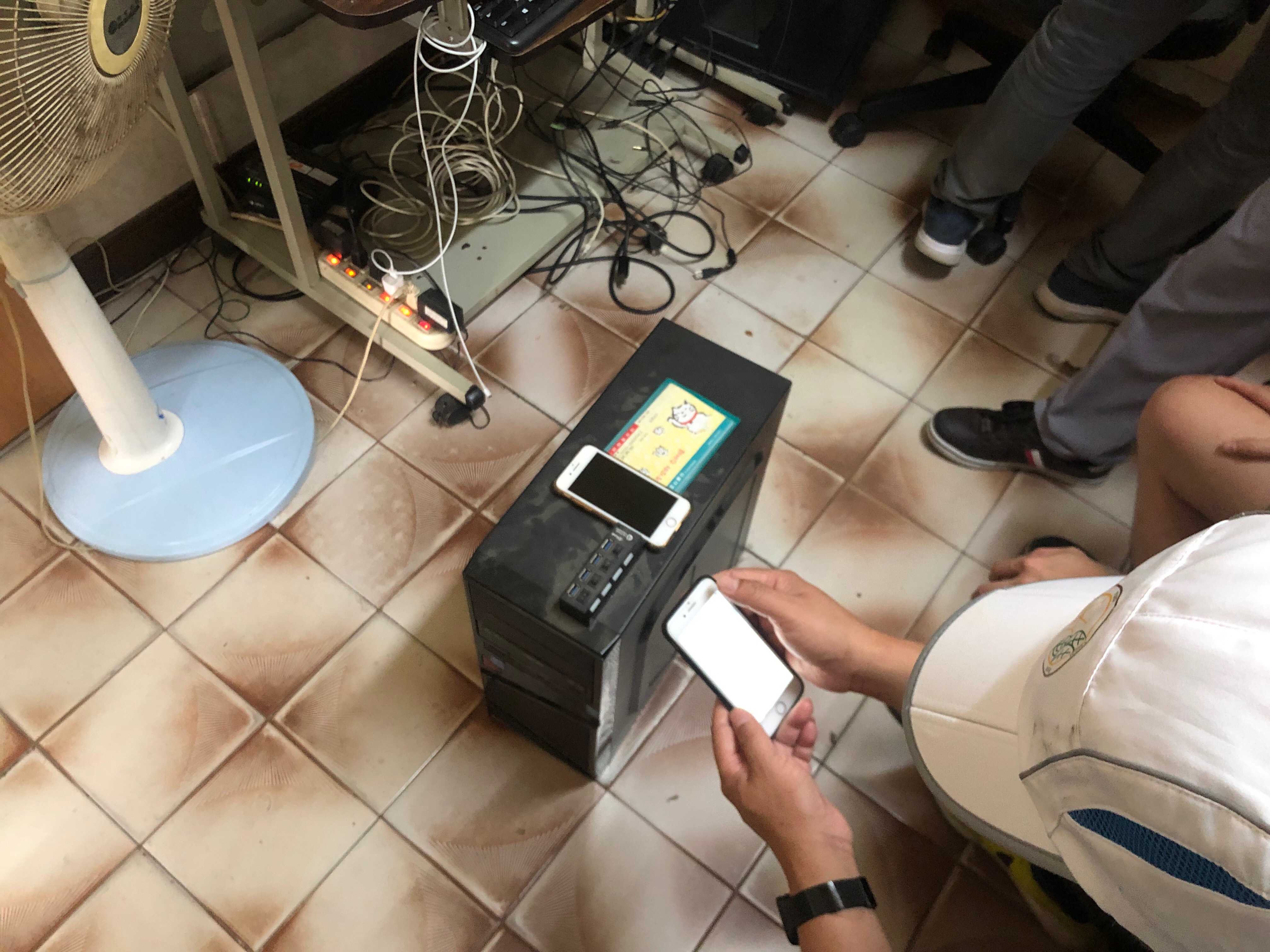 警方在黃姓管理員家中查扣架站的電腦主機。（翻攝畫面）