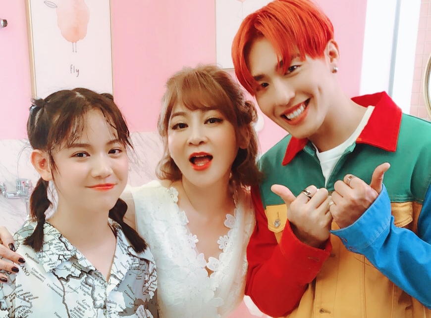 黃昺翔（右）推出首張全創製專輯《你在幹嘛》，主打歌〈甜不辣〉MV邀請王彩樺母女同框演出。（無限美好文創娛樂提供）