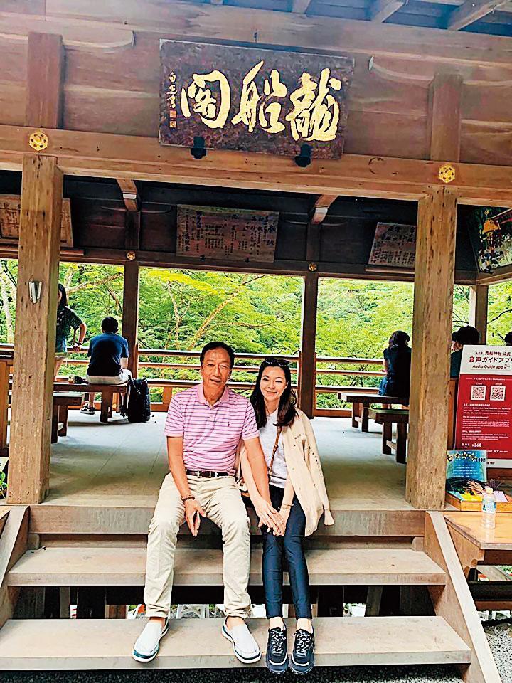 郭台銘(左)在初選失利後,帶妻兒赴國外旅遊,對韓國瑜接連幾天的來電「已讀不回」。(翻攝郭台銘臉書)