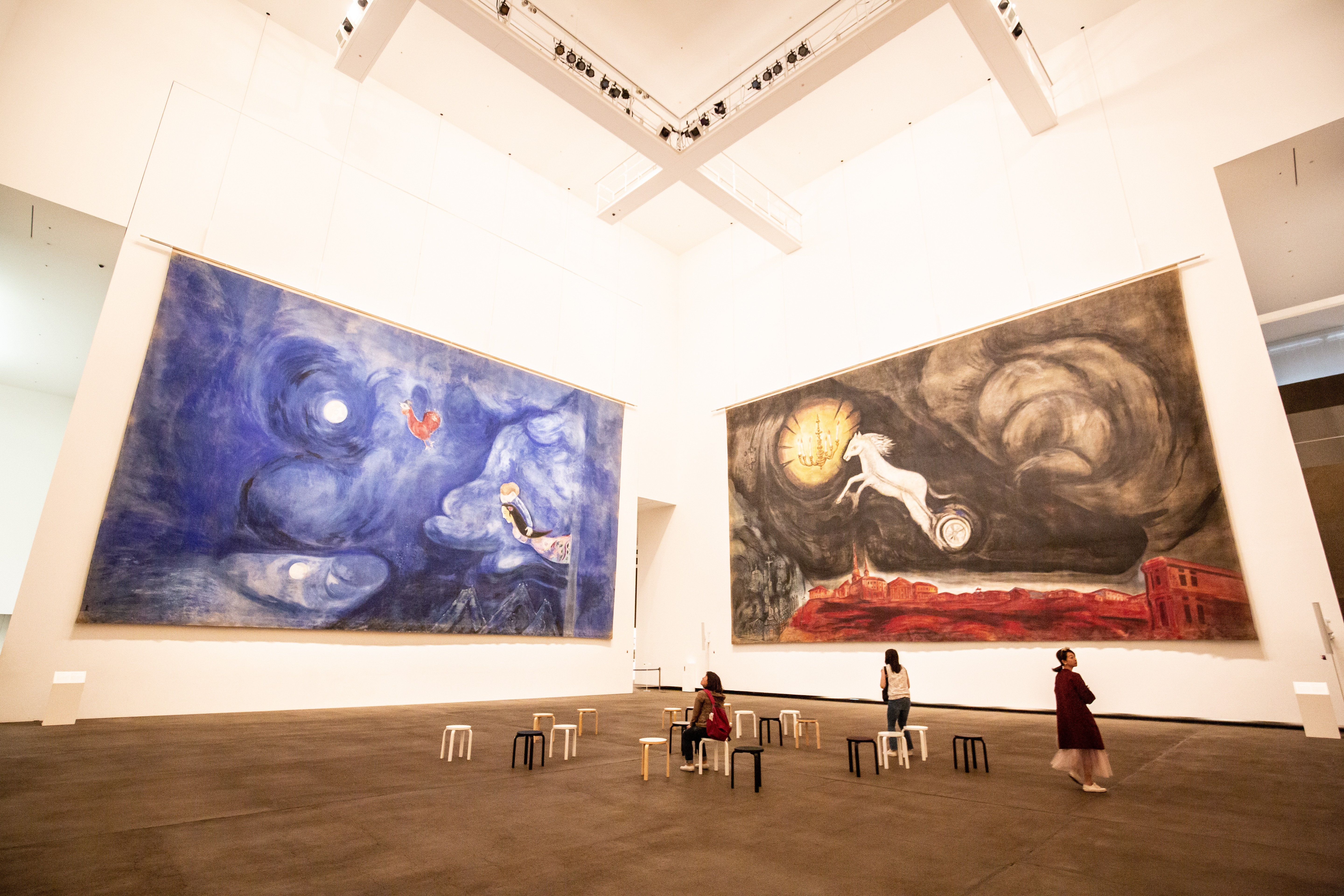 館內展出20世紀畫家馬克・夏加爾為芭蕾舞劇《Aleko》創作的舞台背景畫。