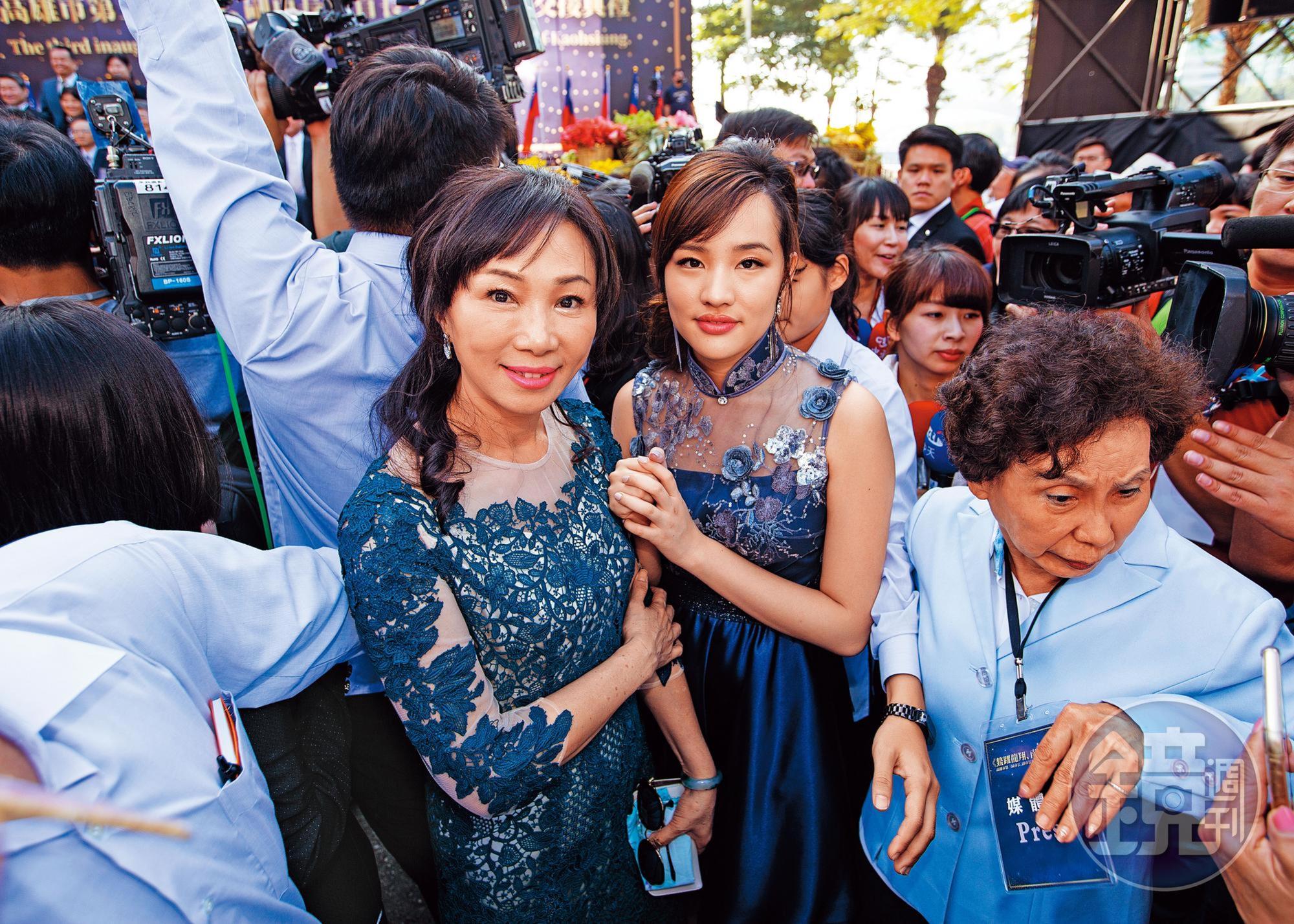 不捨妻子李佳芬(左)、長女韓冰(右)受選舉干擾,韓國瑜坦言「愛與包容」也有底線。
