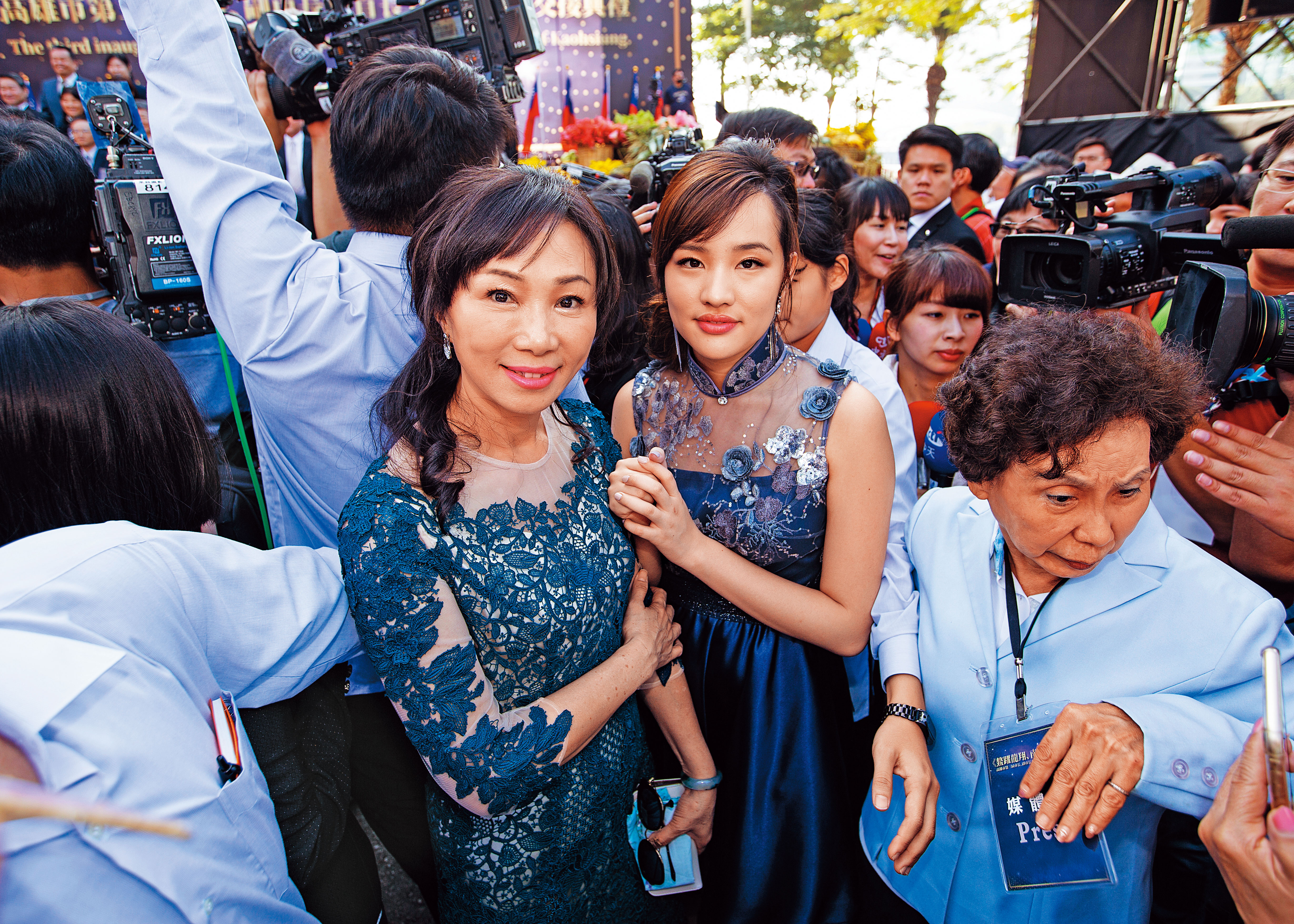 不捨妻子李佳芬(左)、長女韓冰(右)受選舉干擾,韓國瑜坦言「愛與包容」也有底線。