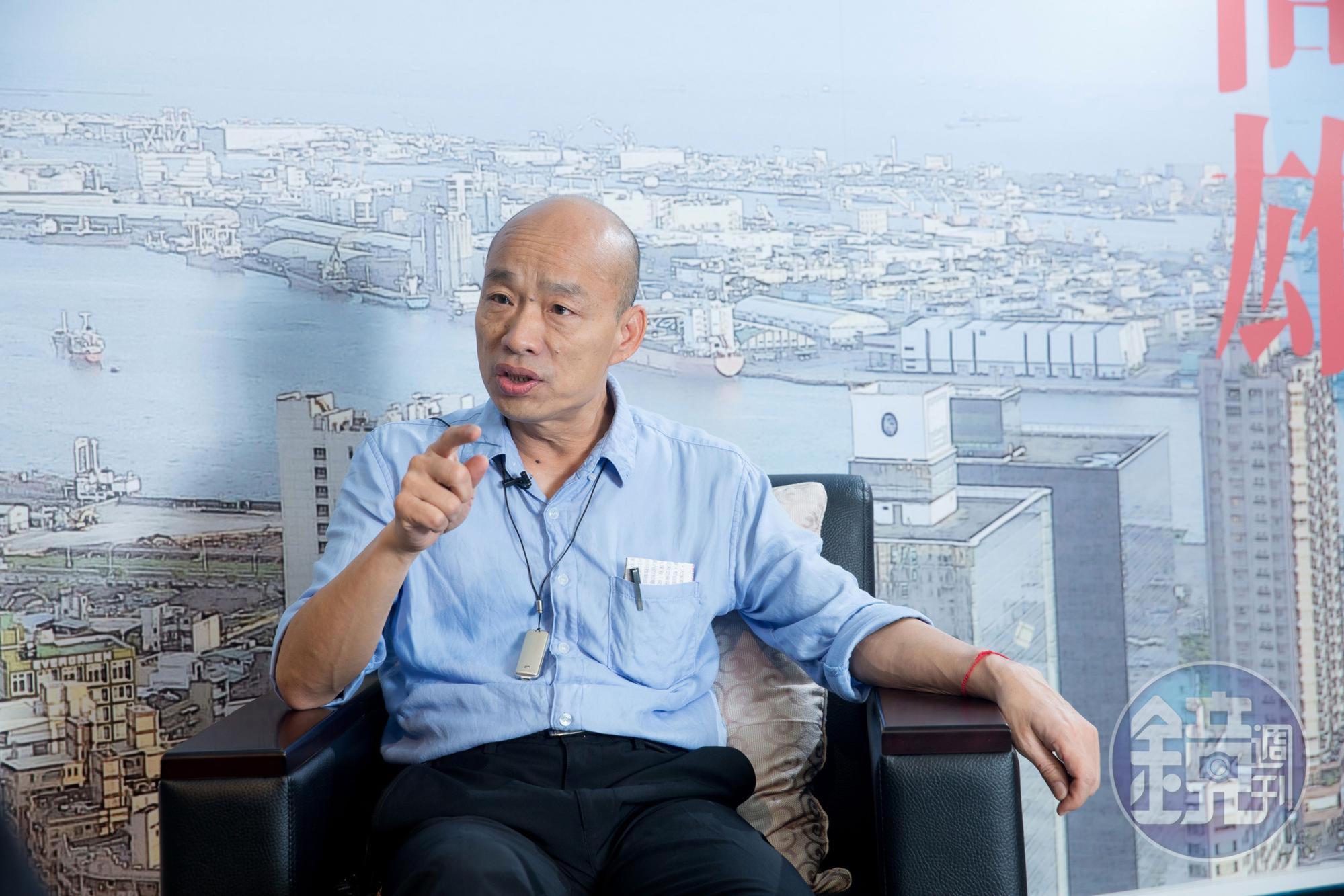 過去在台北市議會與柯文哲同框備詢,現在韓國瑜坐鎮高雄,聲量更壓過首都。