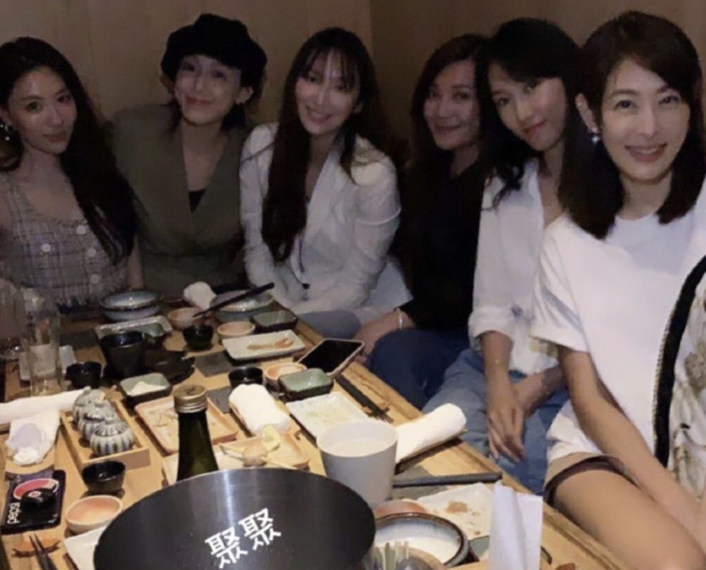 吳佩慈日前跟好友梁靜茹、范范等人聚會，臉頰尖尖的她看不出已懷孕。（翻攝自梁靜茹IG）