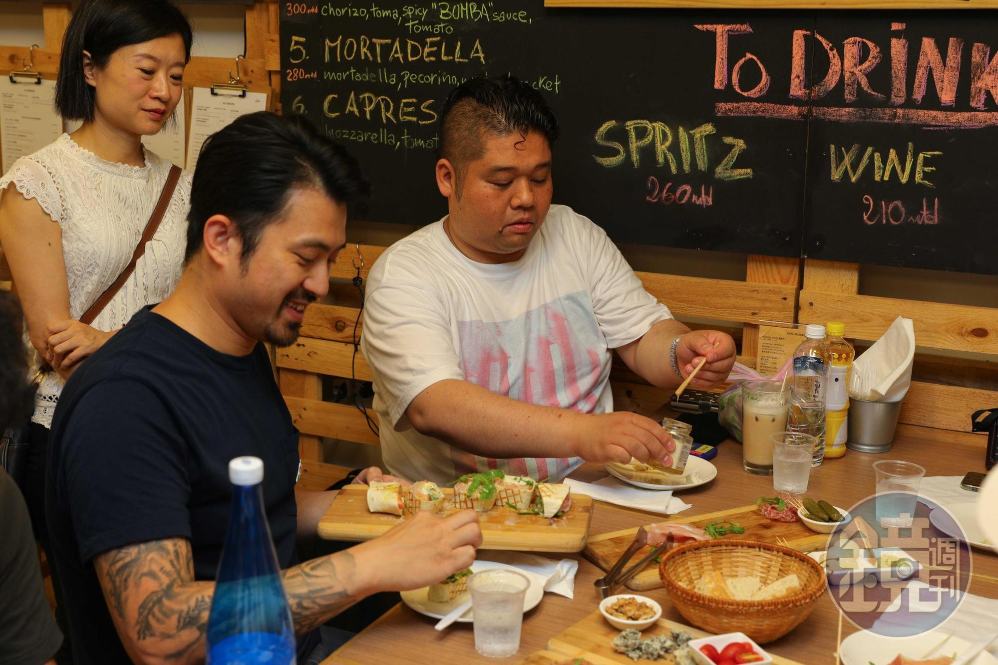 林明健(左)帶荒井昇(右)到濱江市場巷裡的「Gusto-Market Of Taste好食多」享用道地的義大利火腿、乳酪早餐。