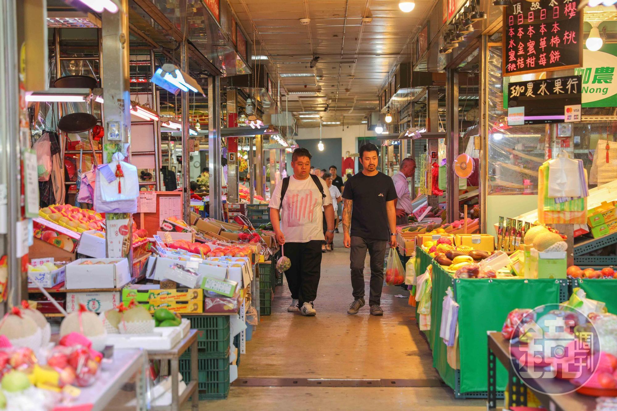 兩位主廚來到濱江市場尋找食材。