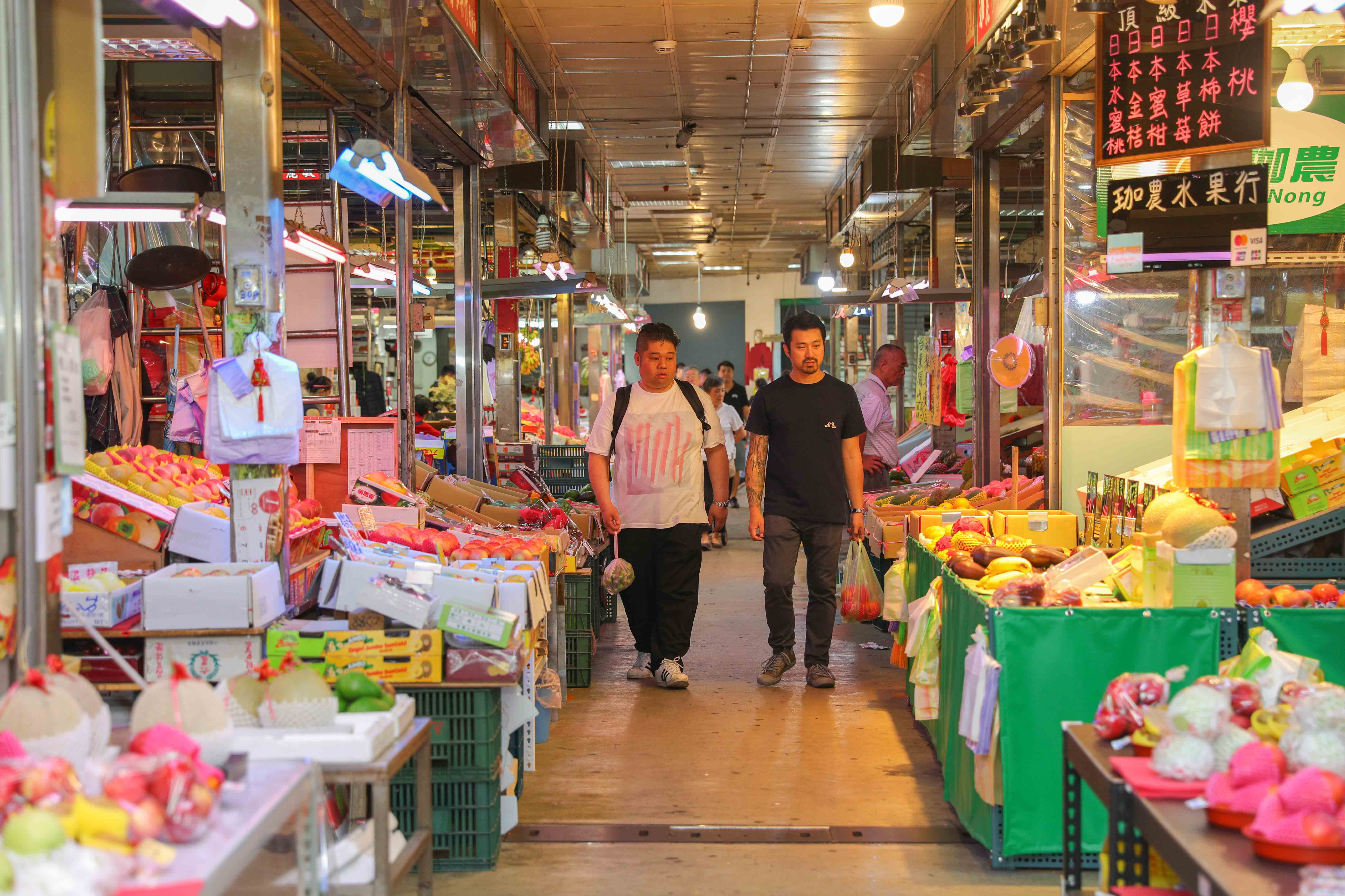 兩位主廚來到濱江市場尋找食材。