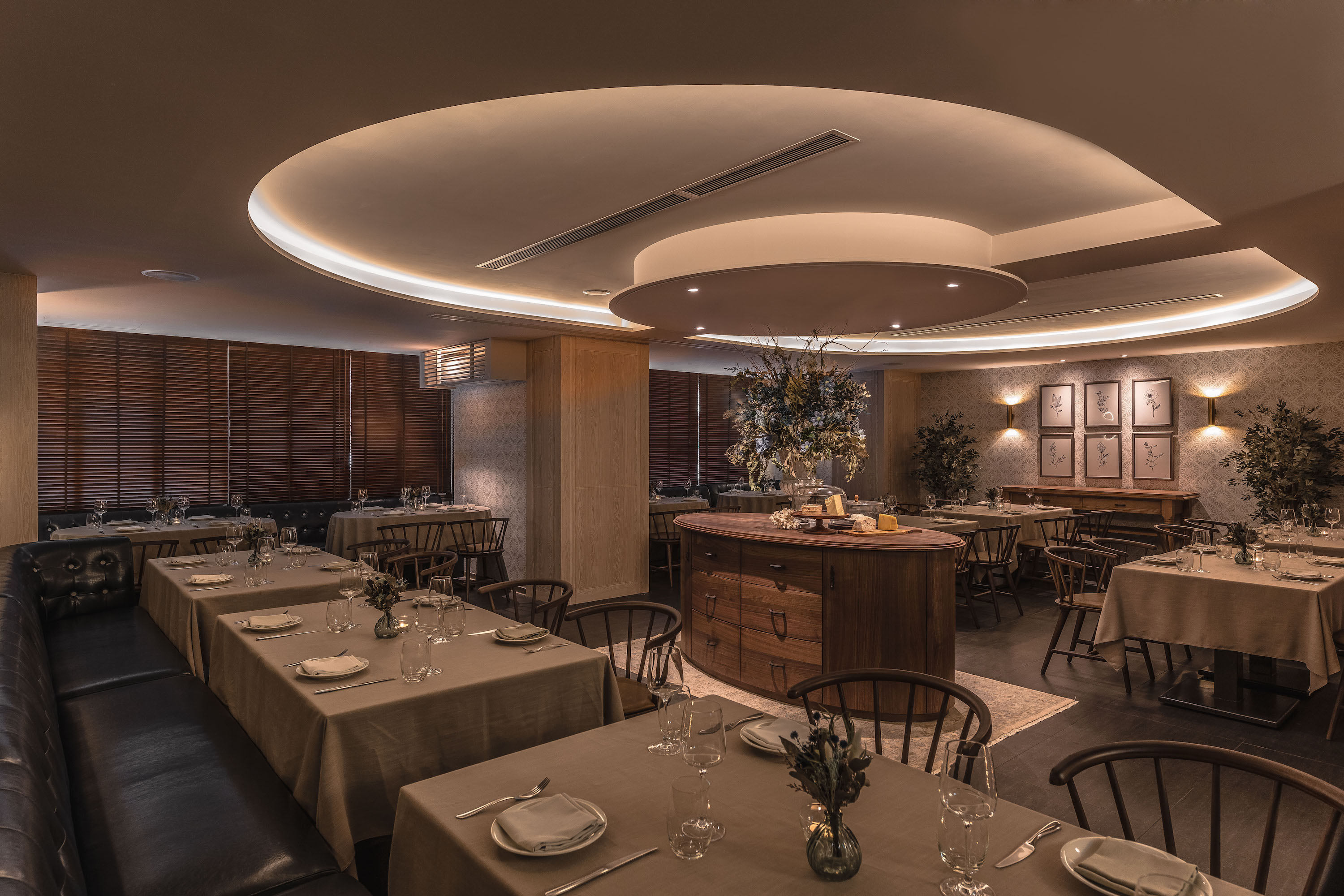 Chou Chou主用餐區彷彿ballroom，利用天花圓弧切割轉折與間接燈光賦予層次感。（Chou Chou法式料理餐廳提供）