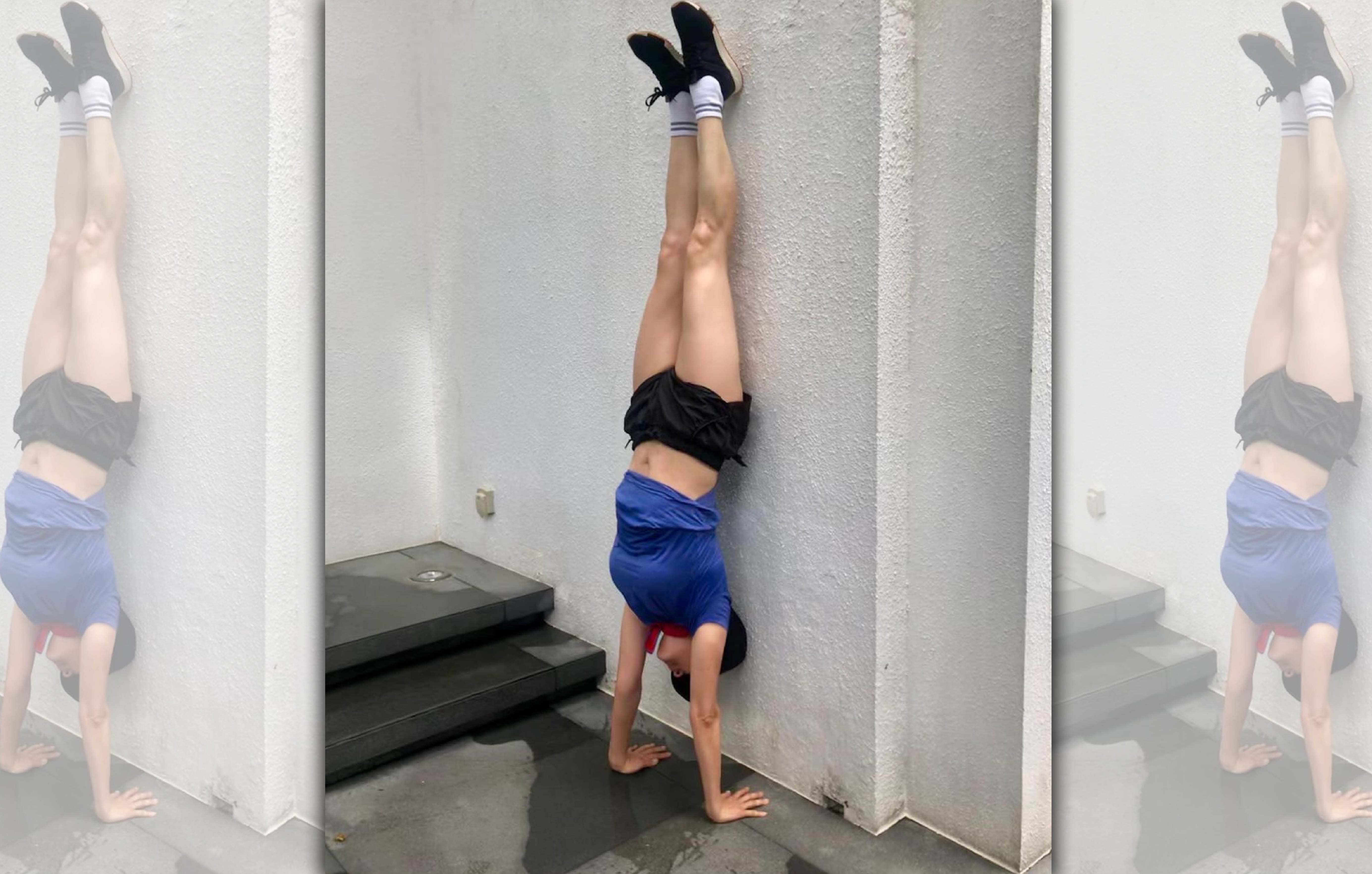 劉嘉玲曬倒立照片，迷倒一票粉絲。（翻攝自劉嘉玲IG）