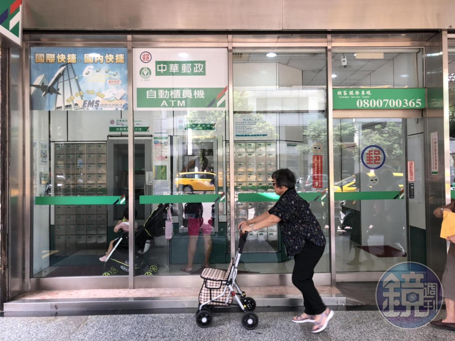 今早郵局儲蓄系統大當機，民眾領不到錢。（本刊資料照）