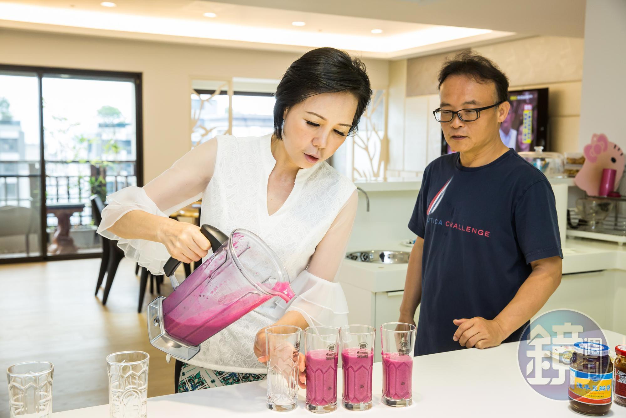 曾被婚姻狠狠傷害的鄧民華(右)與莊碧玉(左),重組家庭後少了不切實際的幻想,懂得一進一退互補成完整的圓。