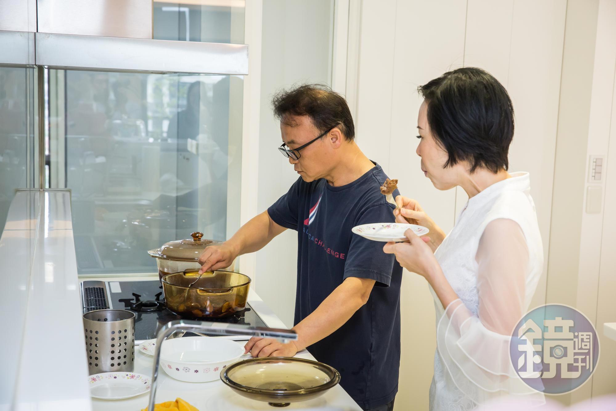 廚藝了得的鄧民華不應酬,寧可回家幫愛妻、孫子料理愛心牛肉麵。