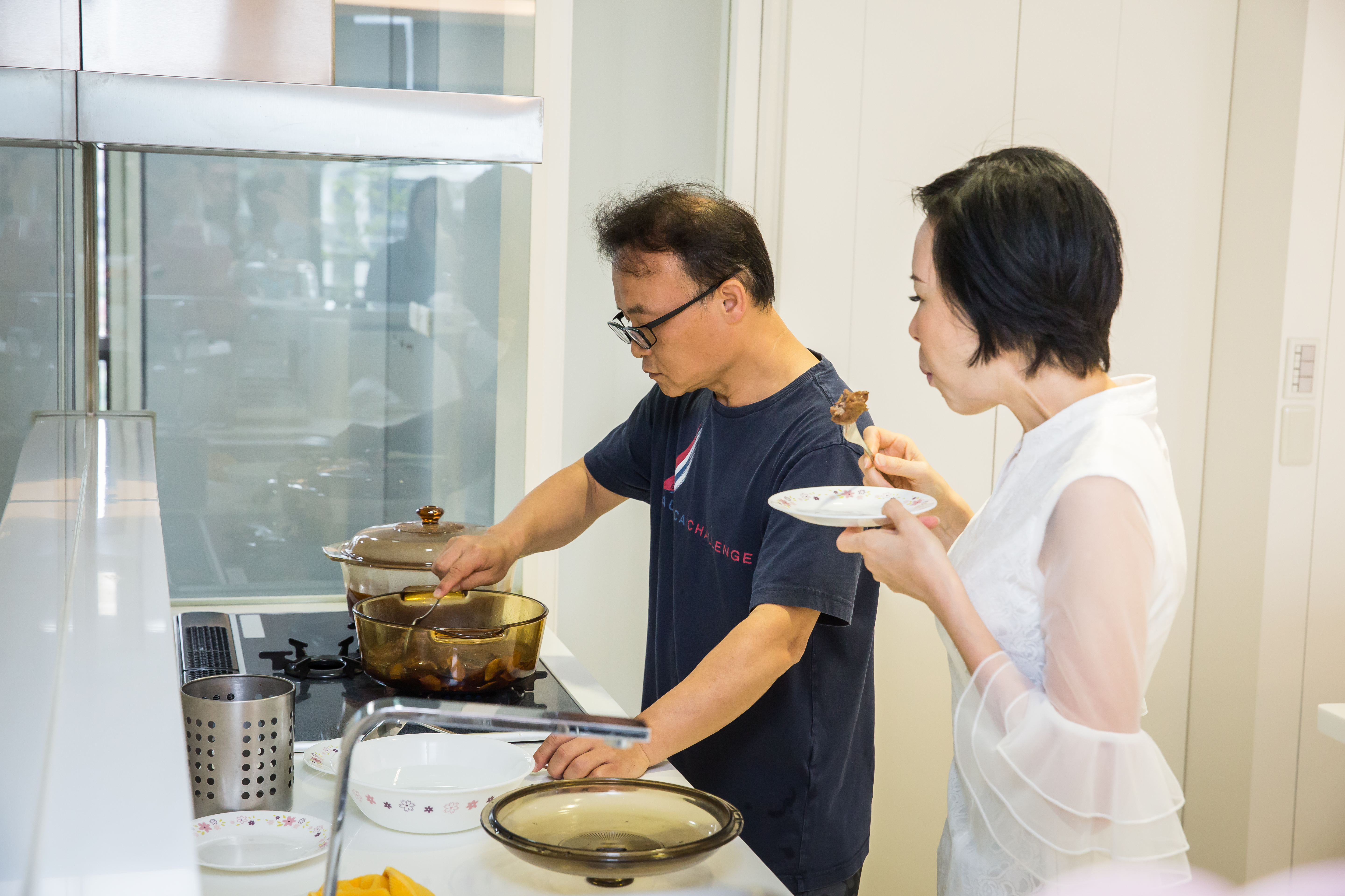廚藝了得的鄧民華不應酬，寧可回家幫愛妻、孫子料理愛心牛肉麵。