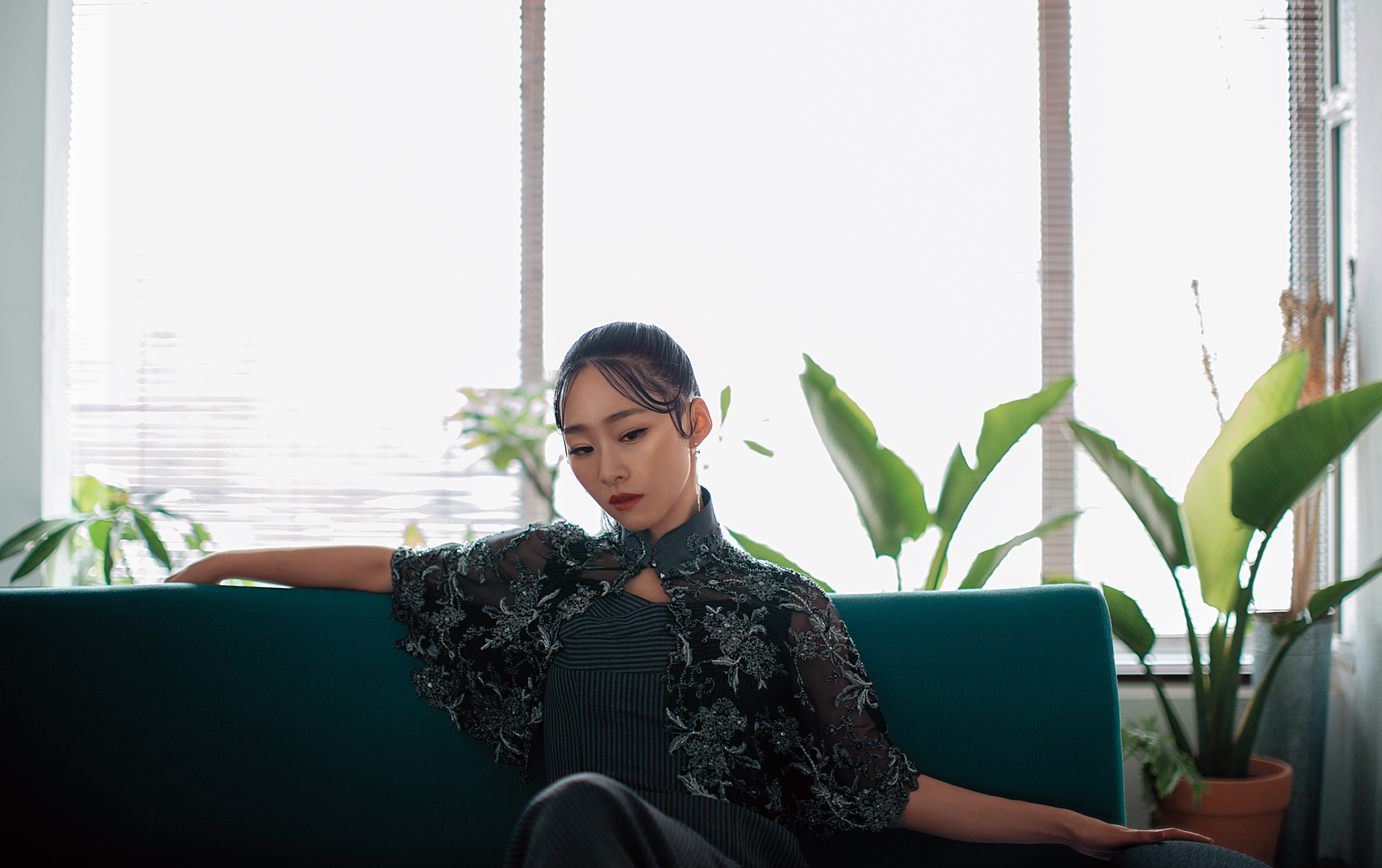 在台北長大的吳可熙，在拍戲中經歷了異鄉角色，而她自己所追求的，亦是不知要漂向何方的異鄉。