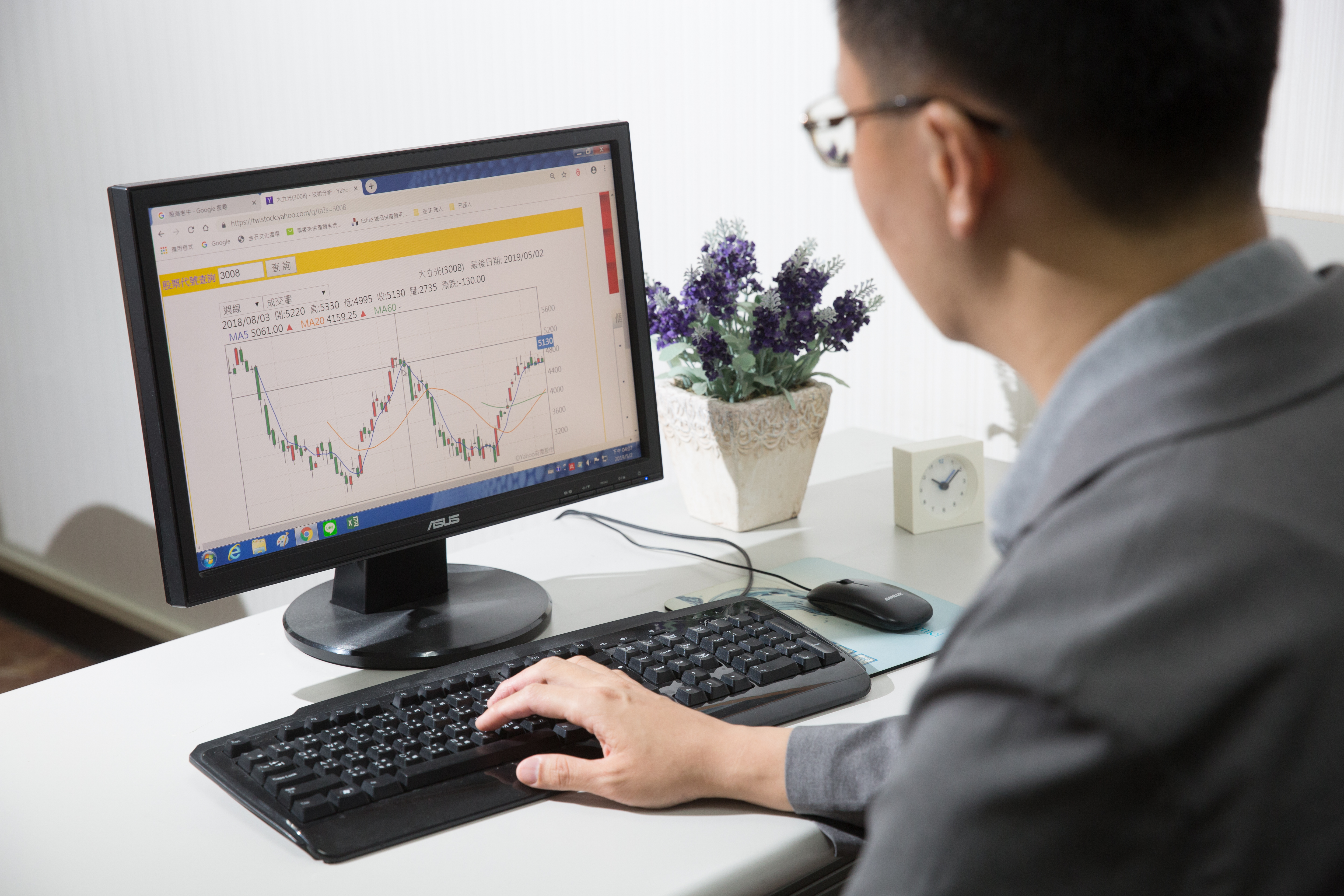 小職員股市老牛抱緊大立光零股，2年累積報酬率逾3成。