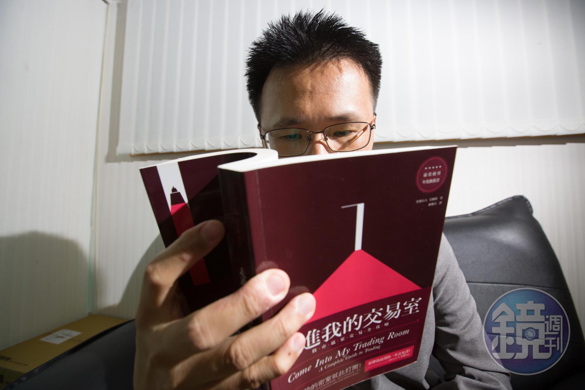 股市老牛坦言，以前買股做當沖、放空，曾嚴重影響個人情緒，如今改為穩健操作，連老婆也很放心。