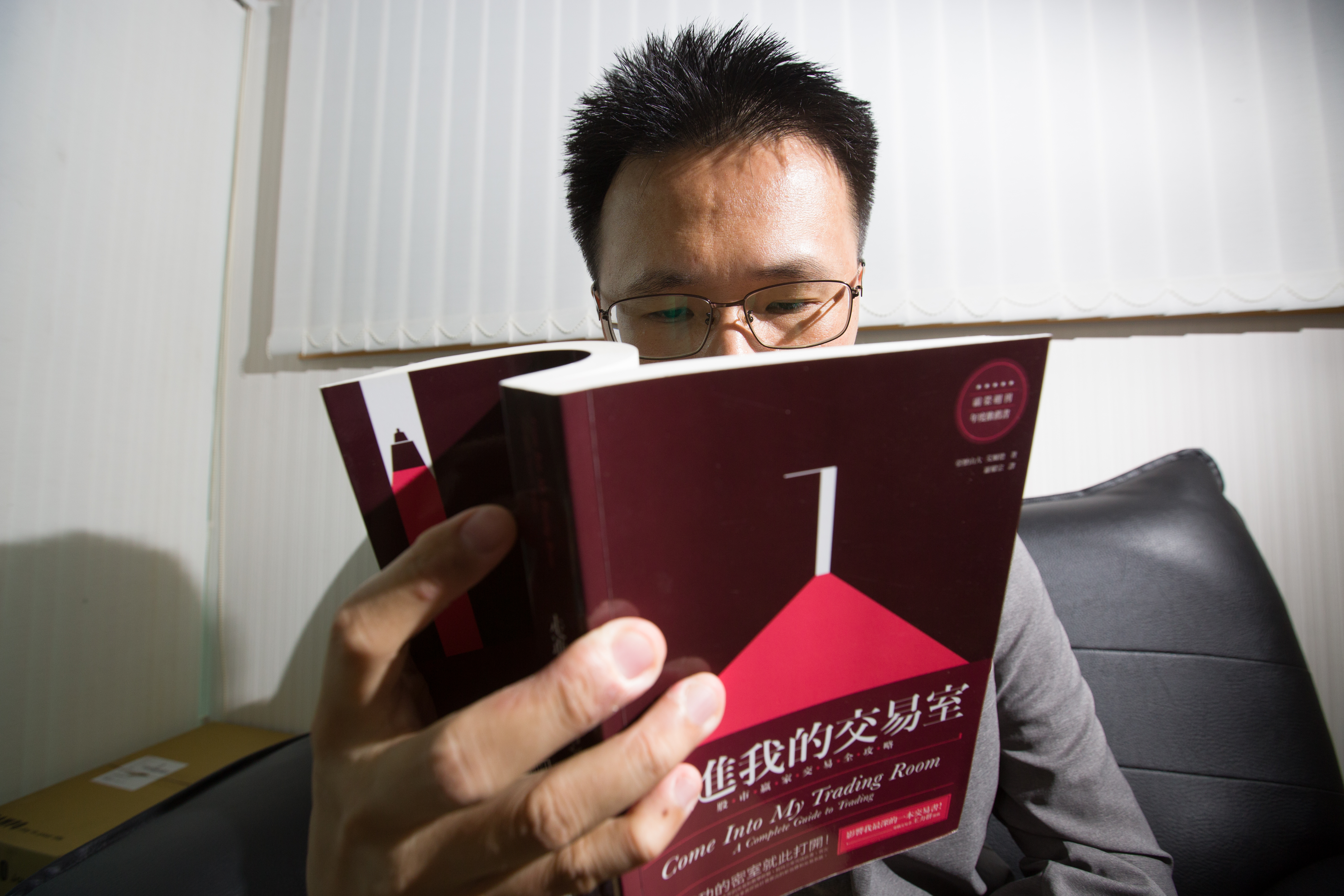 股市老牛坦言，以前買股做當沖、放空，曾嚴重影響個人情緒，如今改為穩健操作，連老婆也很放心。